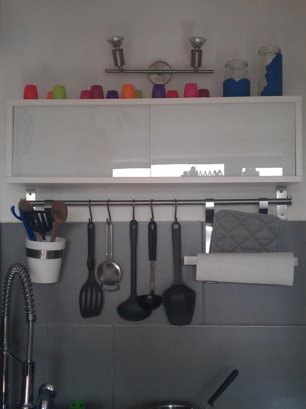 Kompakte Pantry-Küche mit gefärbten Gläsern und spritzig-bunten Joghurtbechern #homestory