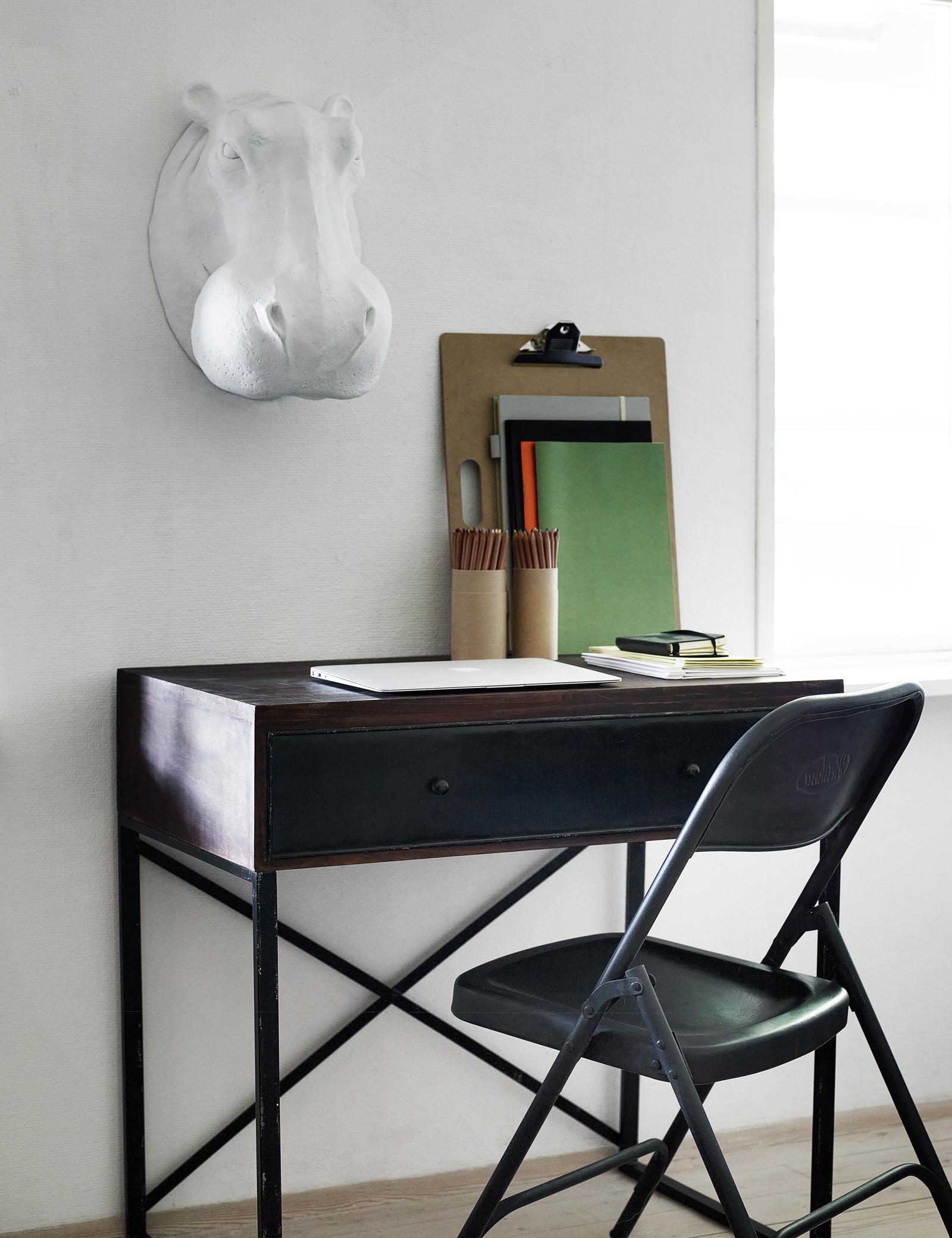 Kompakter Schreibtisch am schlichten Arbeitsplatz #holzschreibtisch ©Nordal