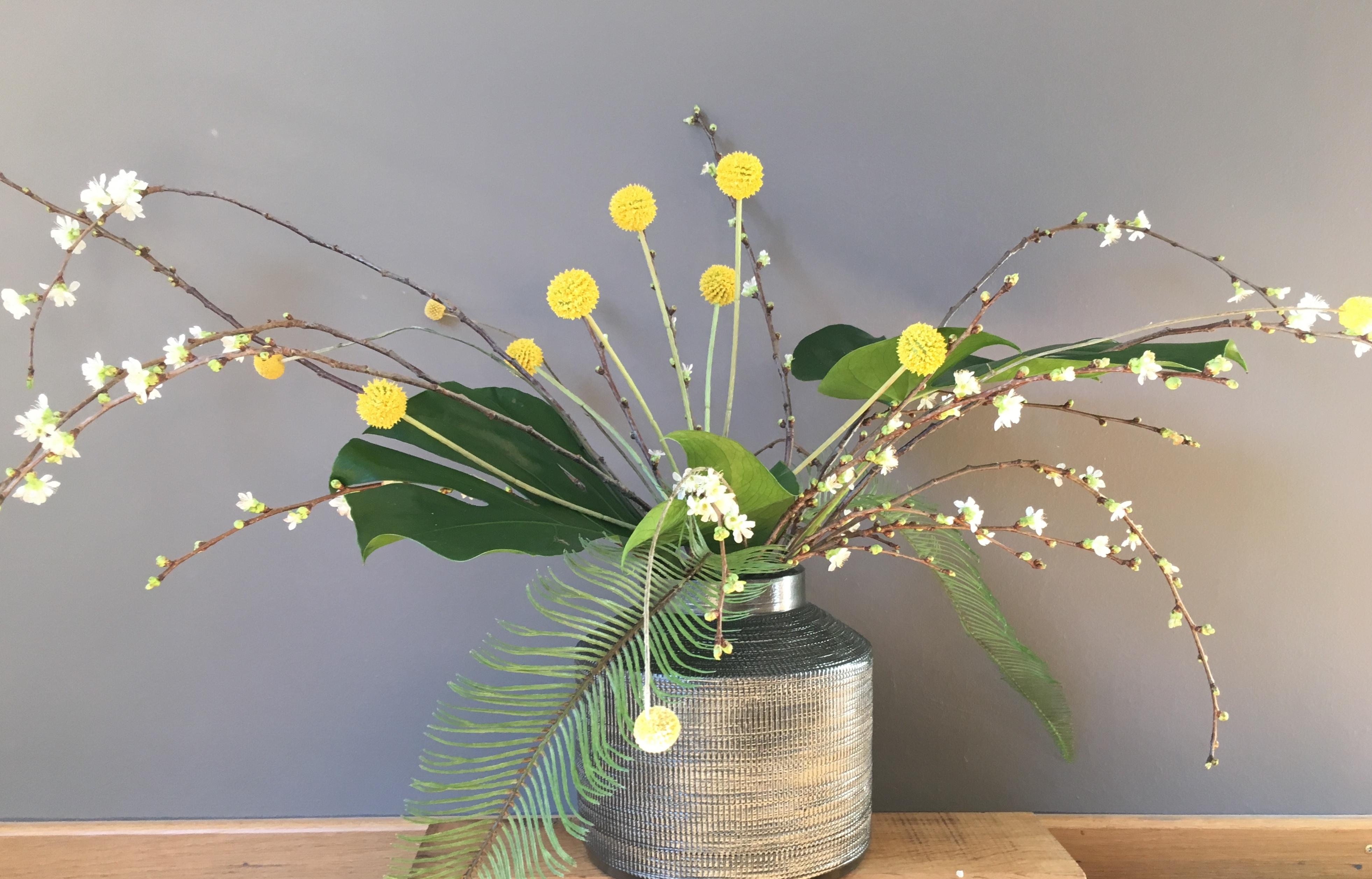 Komposition Frisch- und Seidenblumen 