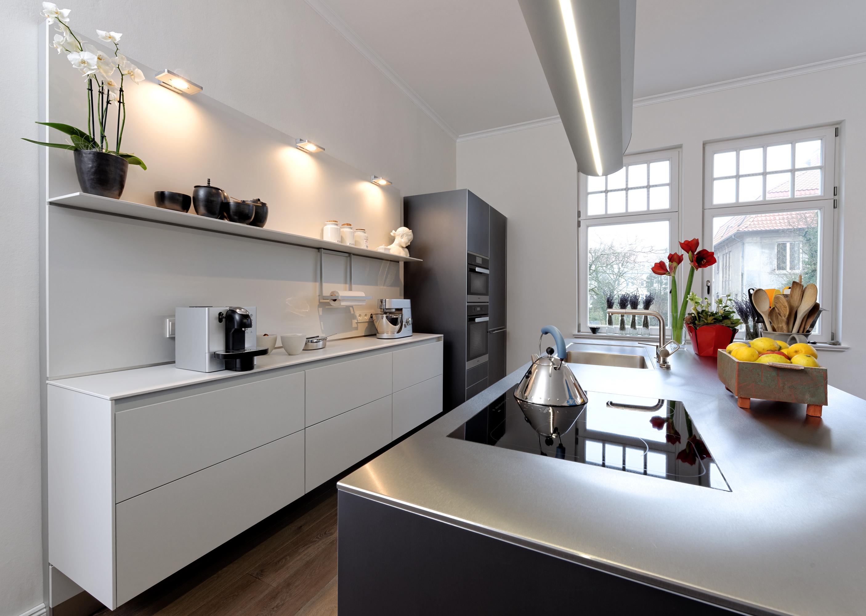 kontrastierende Küchenschränke und Kochinsel #küche #küchenblock #wandpaneel ©bulthaup Küche & Feuer GmbH