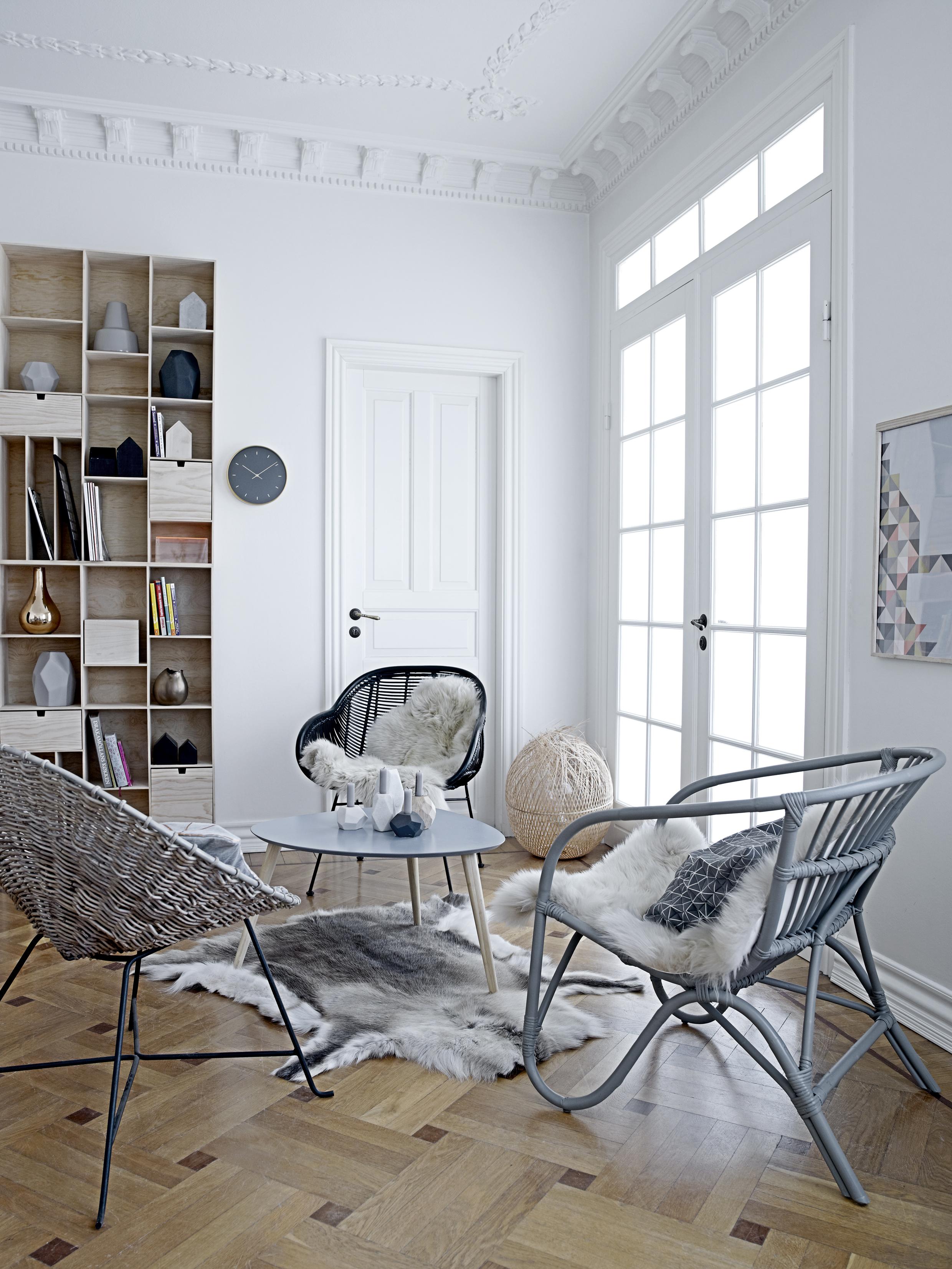 Korbstühle im natürlich gestalteten Wohnzimmer #couchtisch #sessel #nierentisch ©Bloomingville