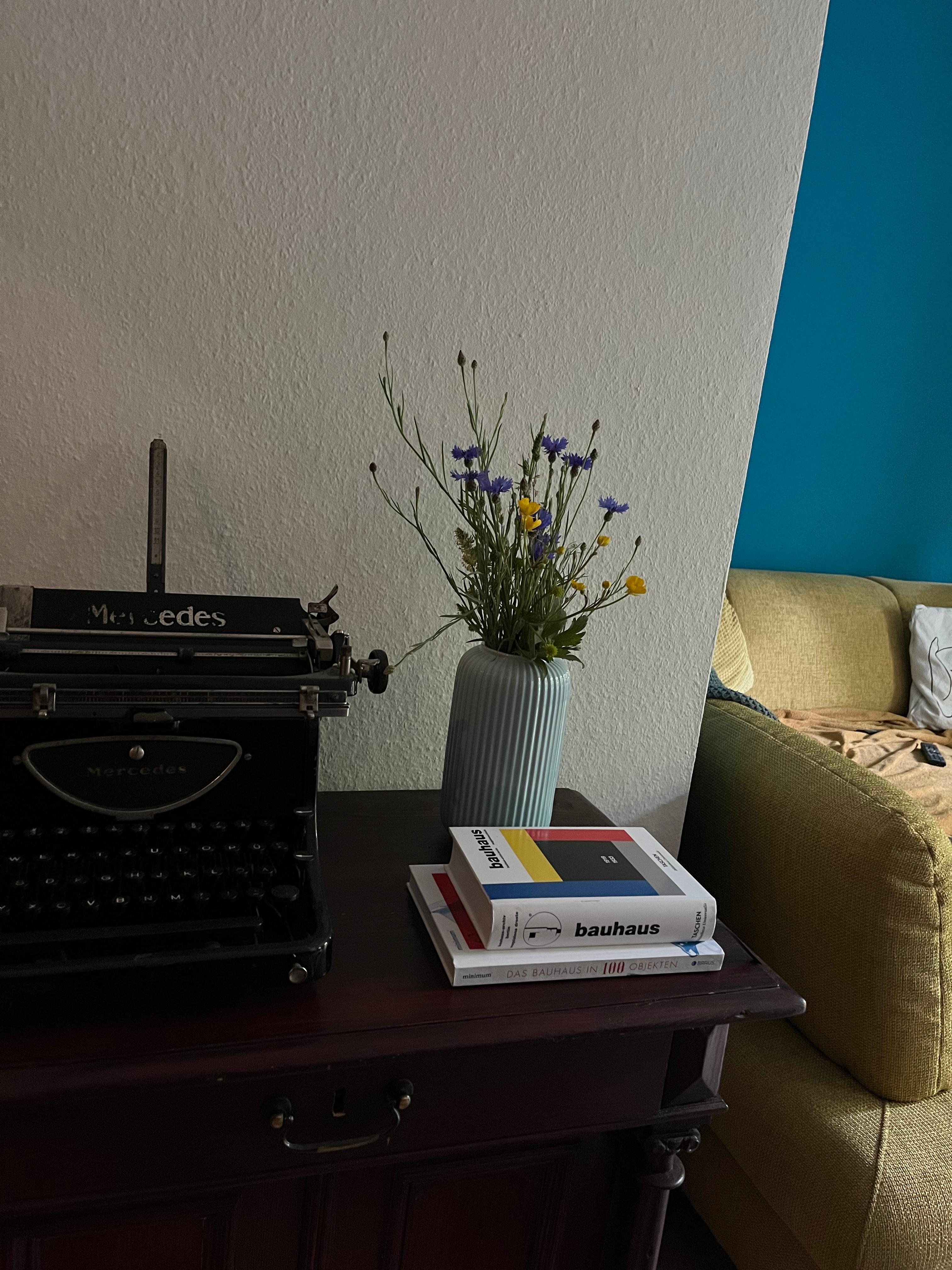 Kornblumenblau #vase #wohnzimmer #deko #altbau
