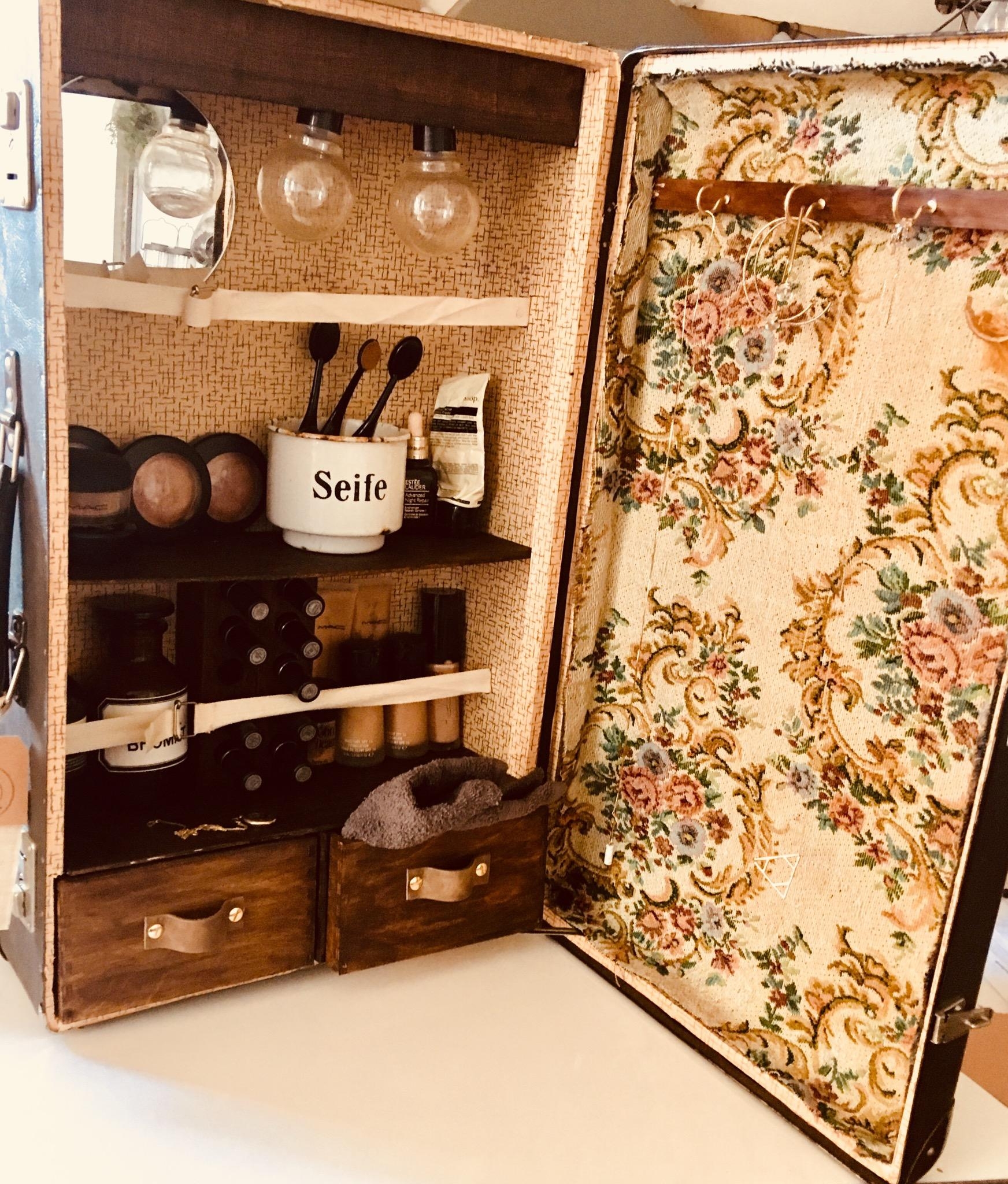 Kosmetikschrank in einem alten Koffer
