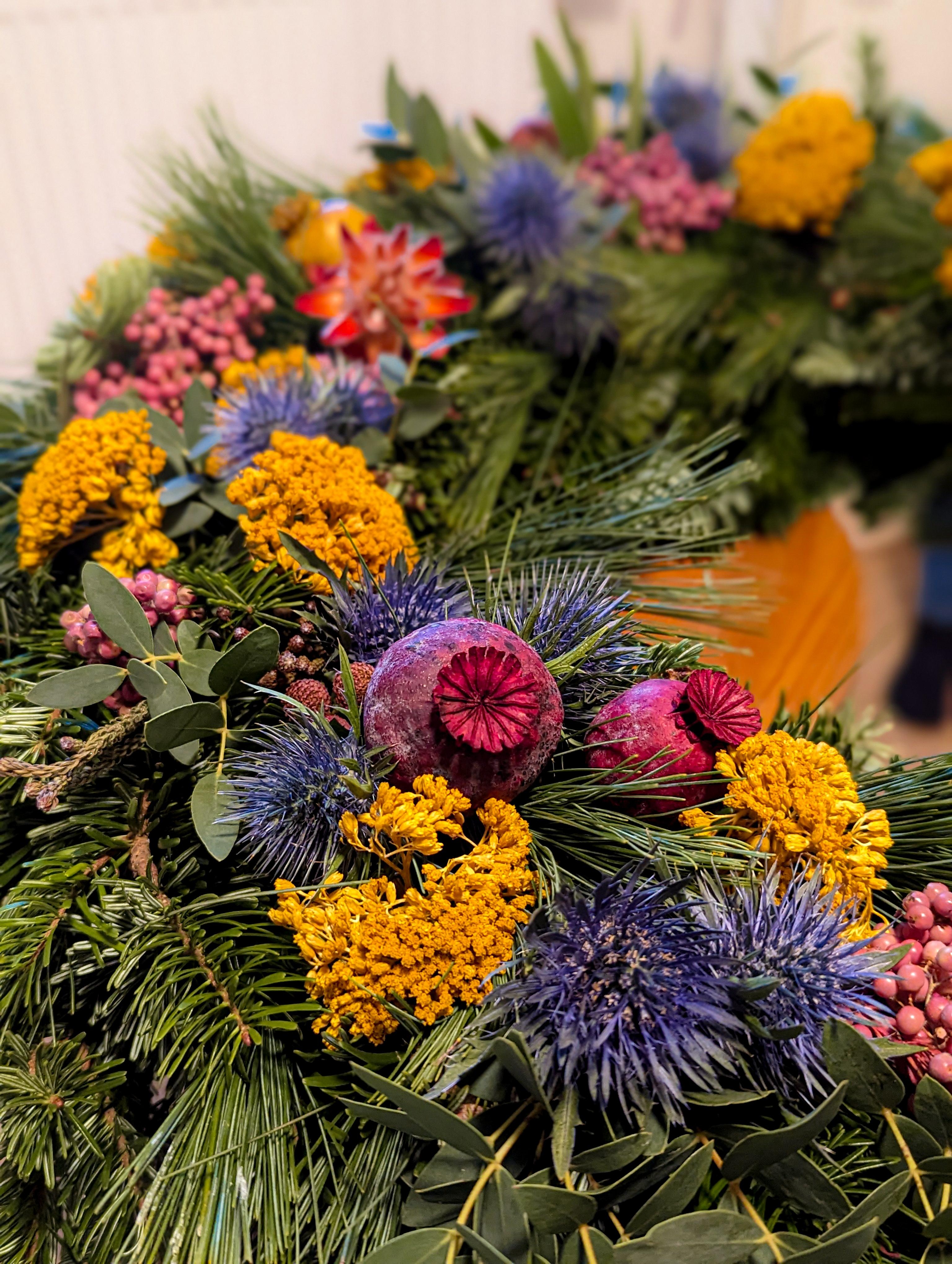 Kranz binden
#advent #adventskranz #wreath #wreathmaking 