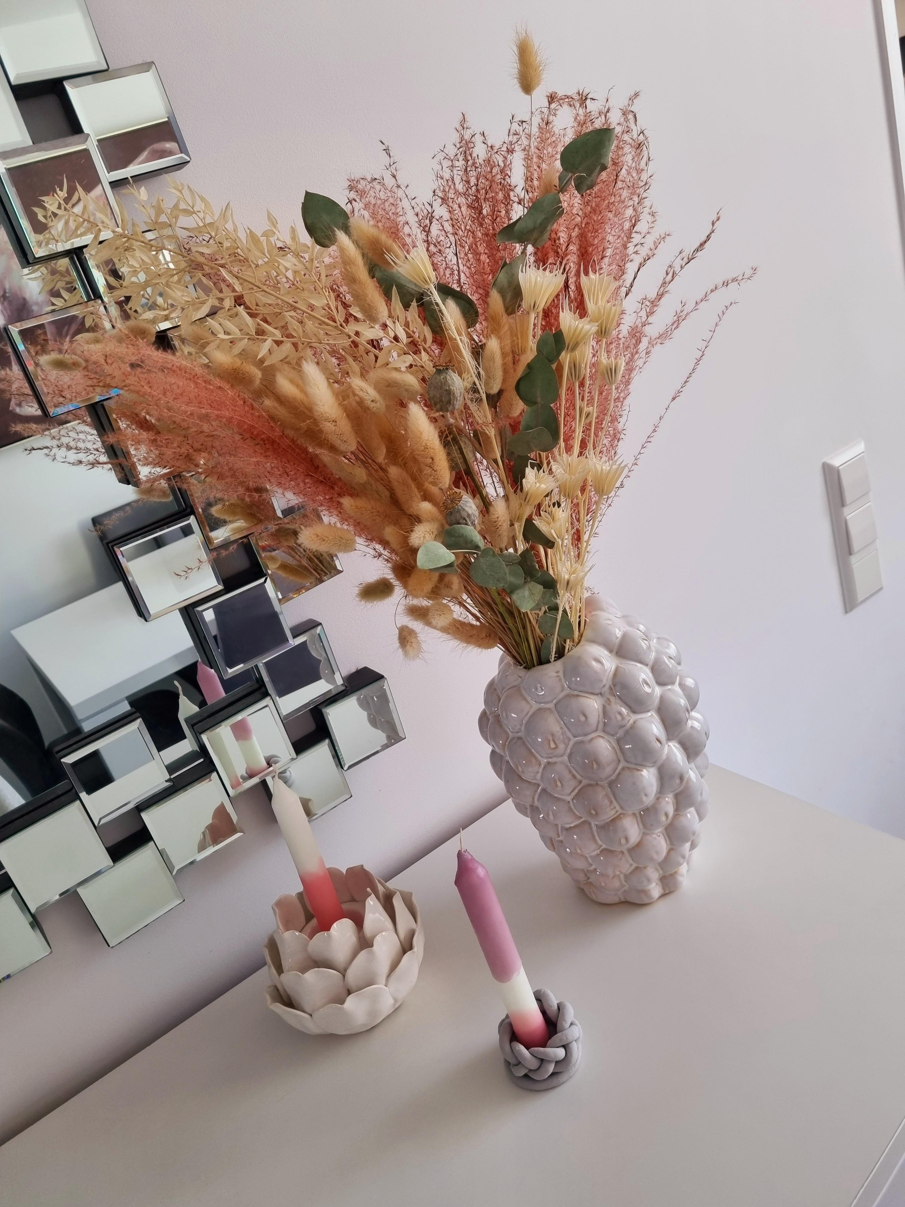 Krative Stunde. Kerzen färben, Kerzenhalter modellieren, Strauß arrangieren 💪
#trockenblumen #kerzen #vase #DIY #interi