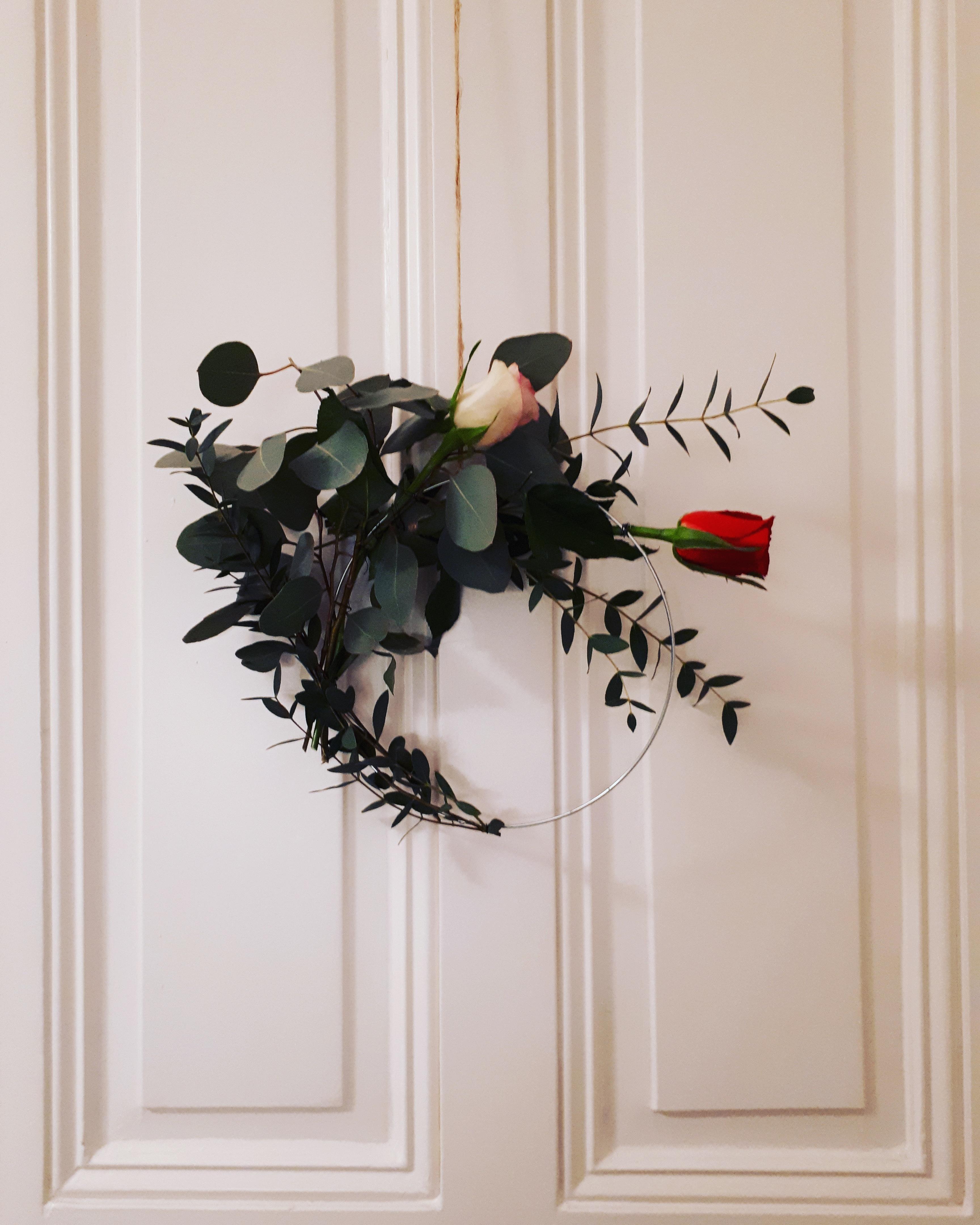 Kreative Blumenliebe 💐
.
#kranz #blumenkranz #tür #altbau #eukalyptus #rose