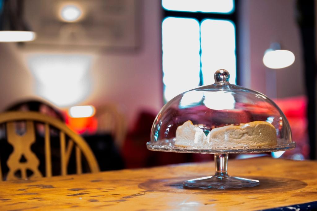 Kuchen auf Tisch #holztisch #esstisch #fachwerk ©Gabi Förster