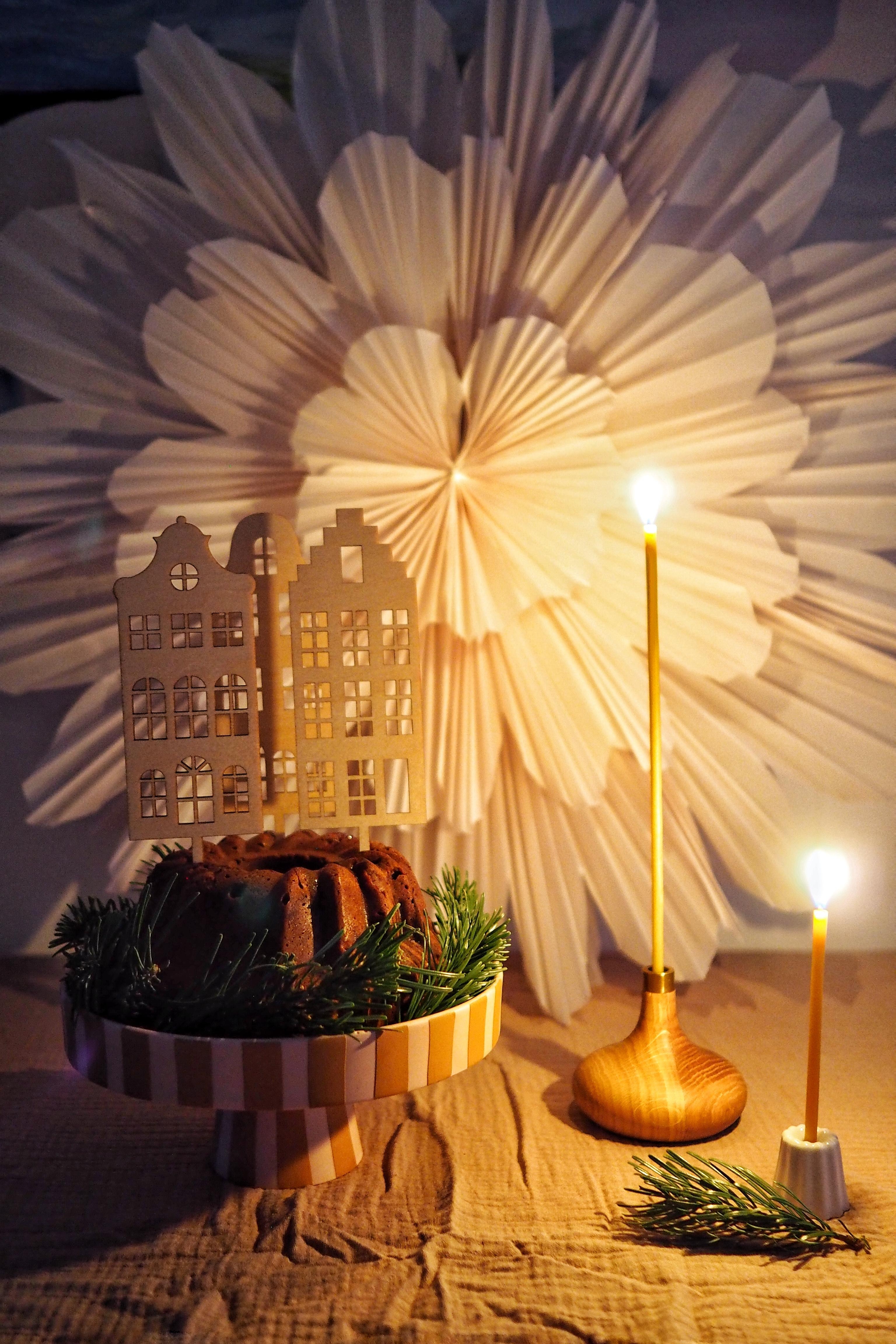 Kuchen bei Kerzenschein.
#kerzenschein #esstisch #kerzenhalter