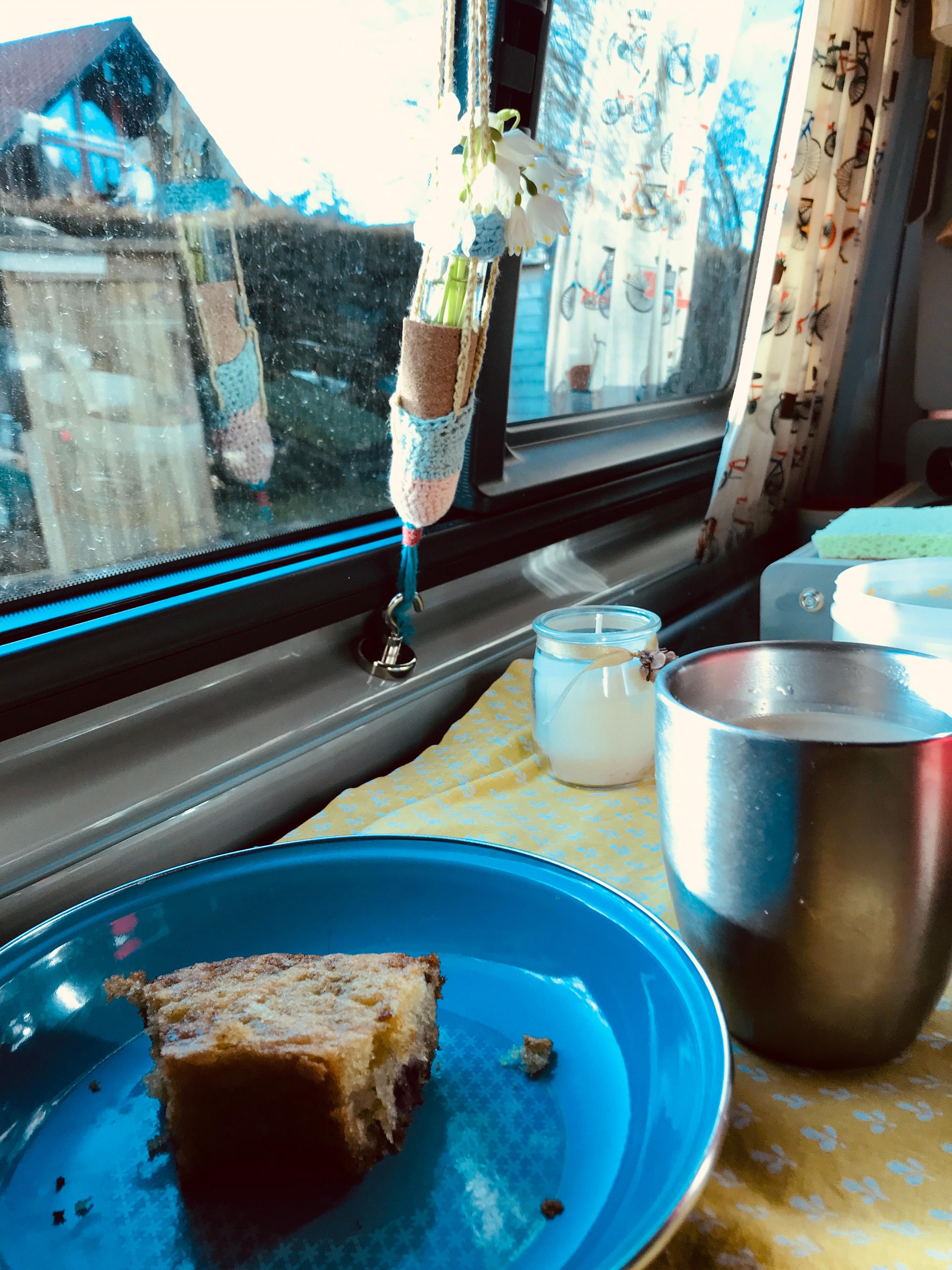 Kuchen essen im Bus 😋
