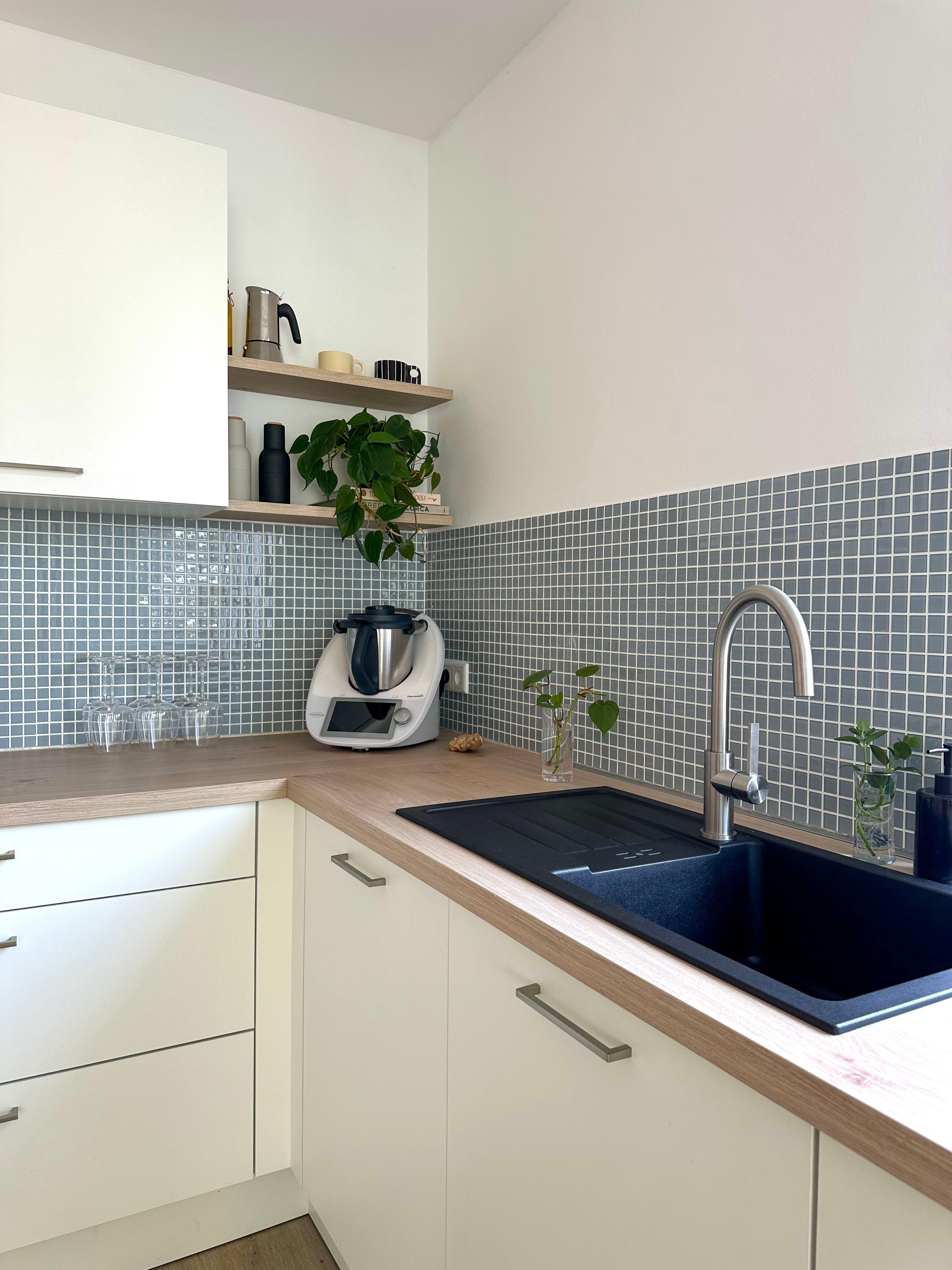 Küche 1/3 #küche #weißeküche #fliesenspiegel #mosaikfliesen #küchenideen #küchendeko #küchenliebe #couchliebt 