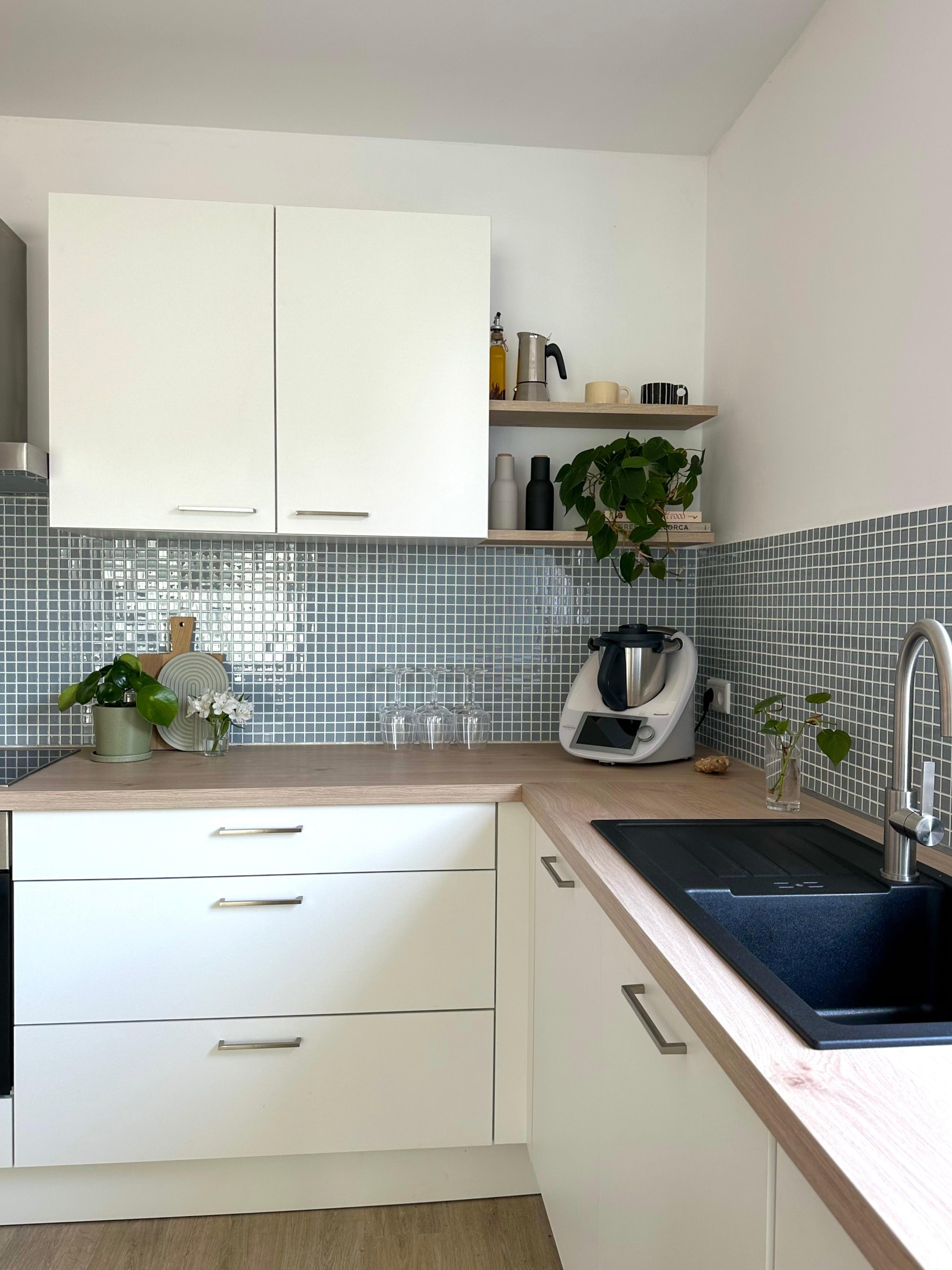 Küche 2/3 #küche #weißeküche #fliesenspiegel #mosaikfliesen #küchenideen #küchendeko #küchenliebe #couchliebt 
