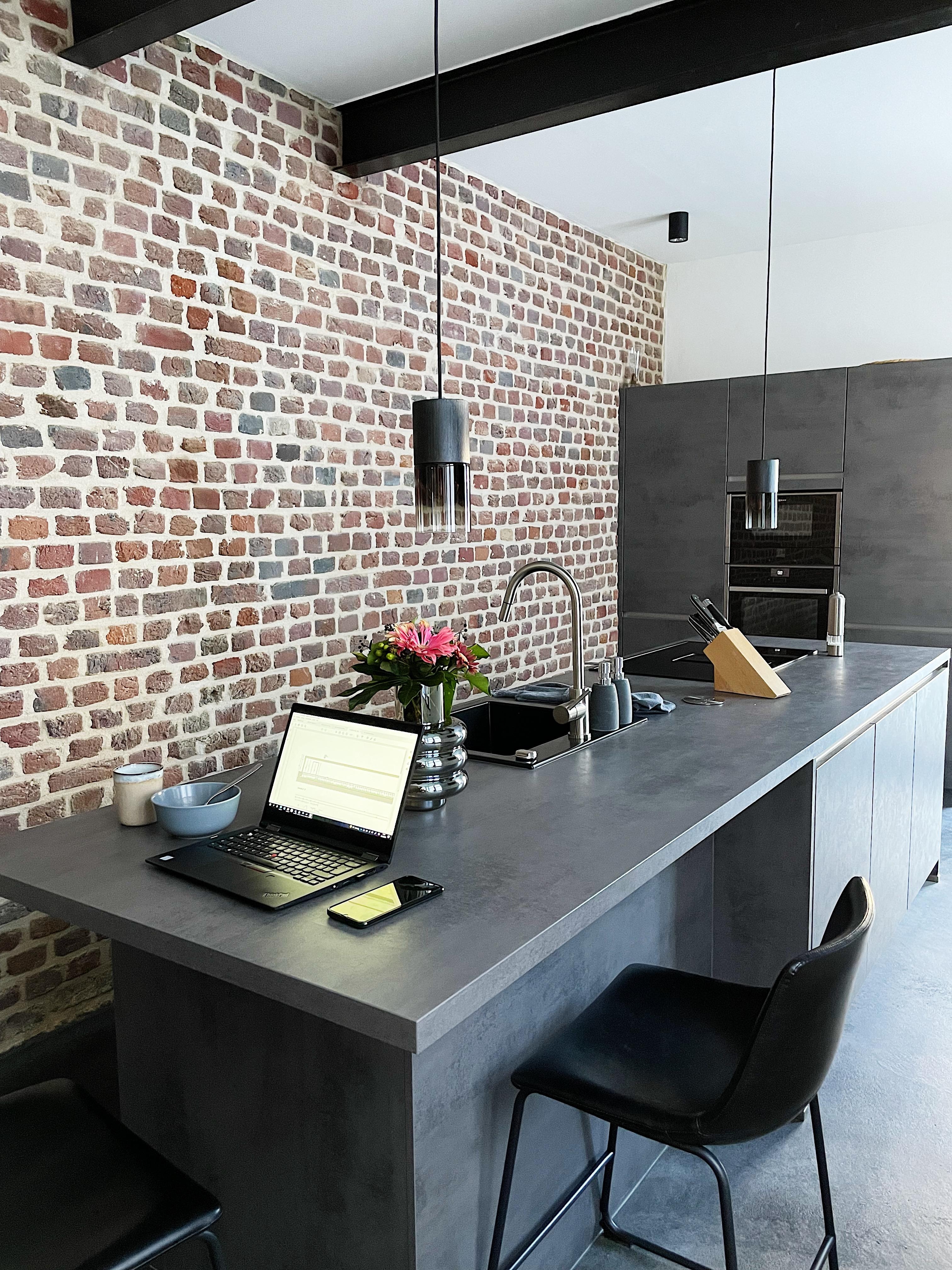 küche aka home office und quelle des kaffees. ☕️ #küche #altbau #kaffeliebe 