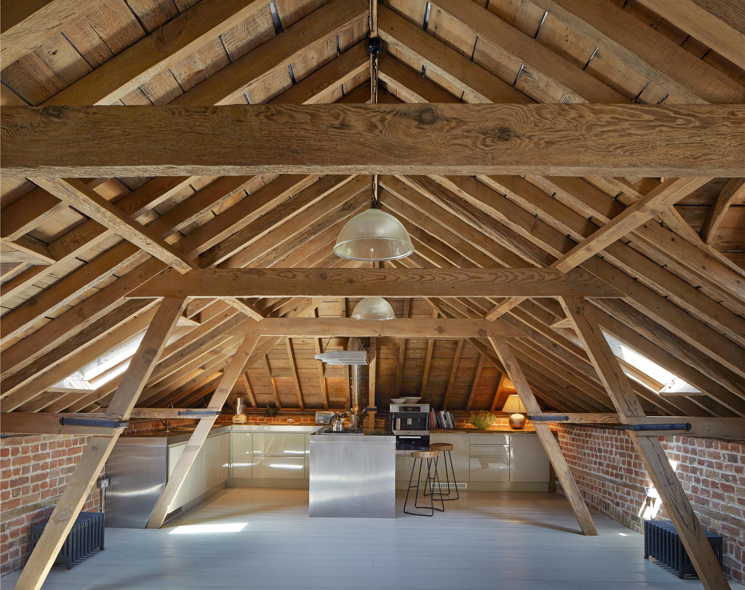 Küche auf dem Dachboden #hocker #balken #dachboden #holzbalken #dachbalken #offeneküche #ziegelstein #ziegelsteinoptik ©Manser Medal/Alan Williams, Architekt: Emrys Architect