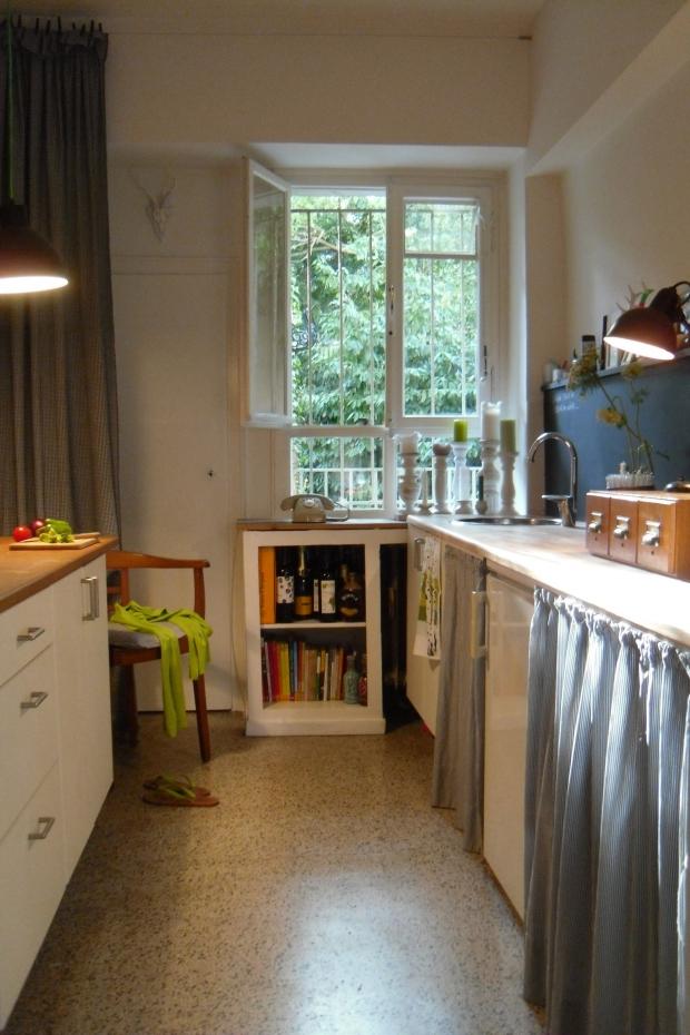 Küche auf Prinzessböhnchen an Tafelwand mit Gartenblick. #homestory