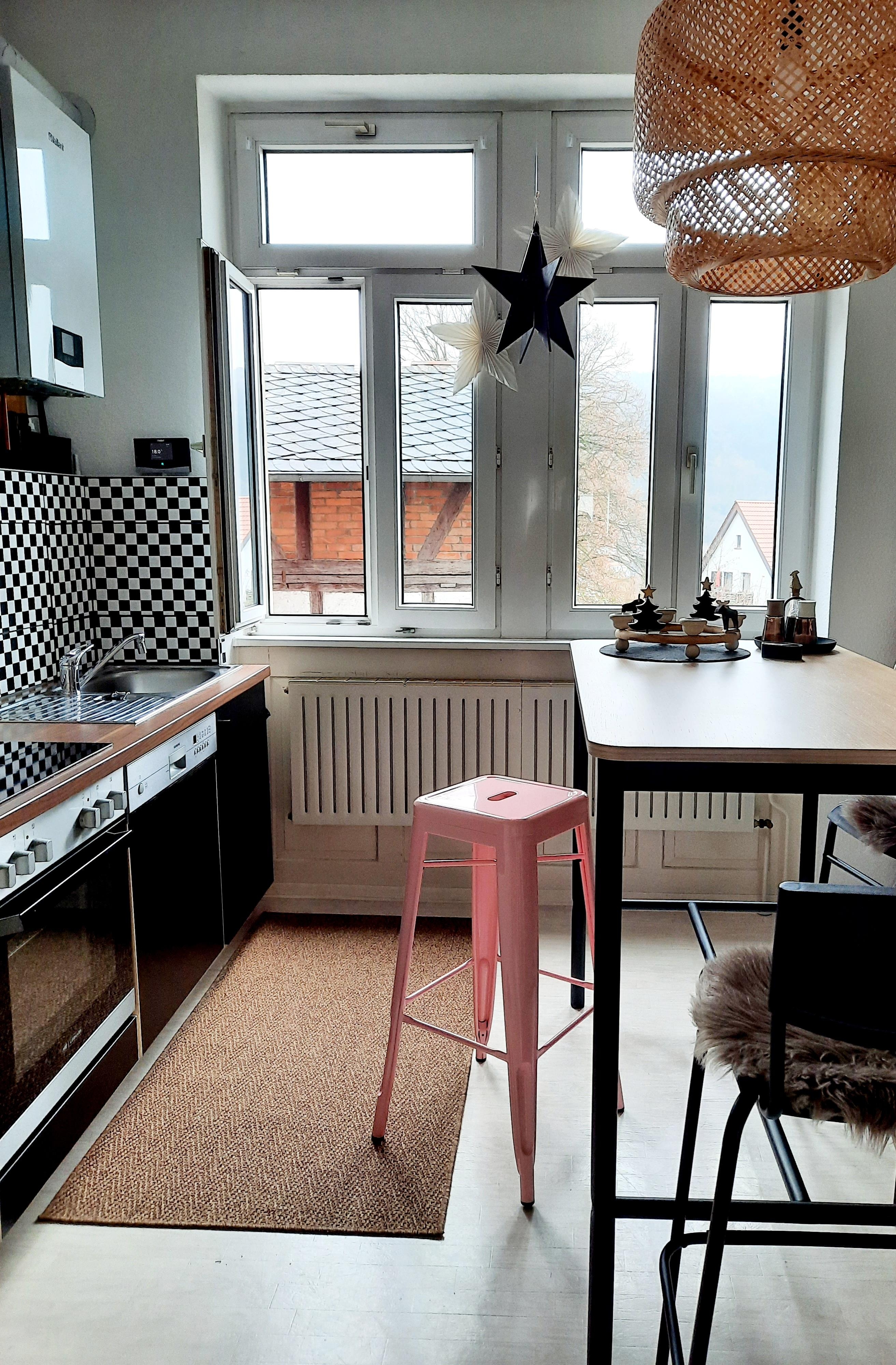 #küche #barhocker #colourful #rosa #iloveit #altbau #scandistyle #scandinavianliving #retro #newinthehouse 