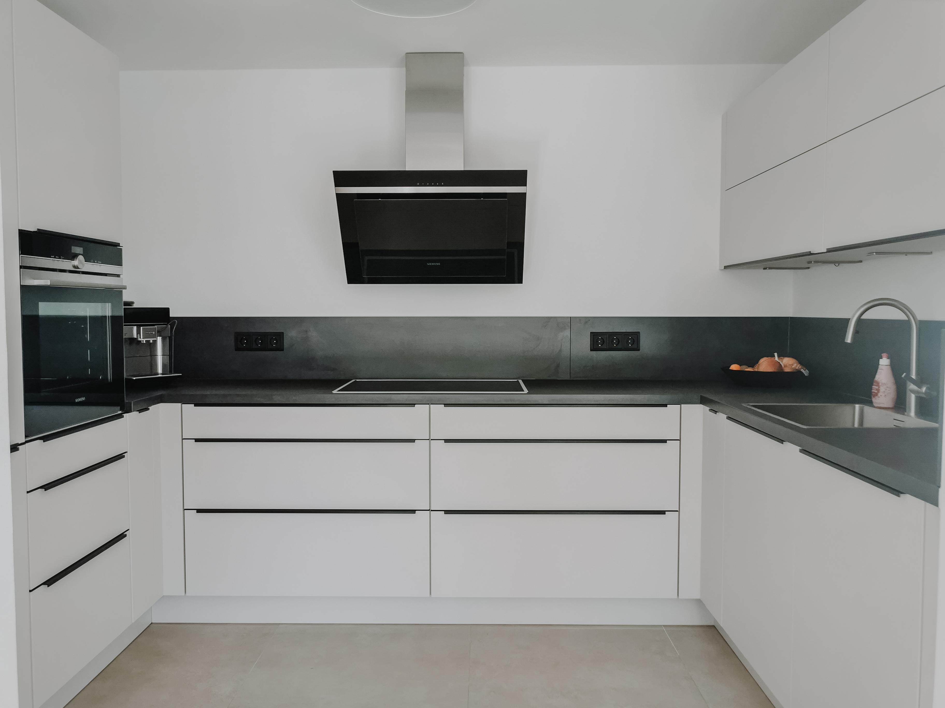 Küche halb offen in seidengrau matt mit schwarzen Griffleisten 🥰

#küchenliebe
#livingchallenge