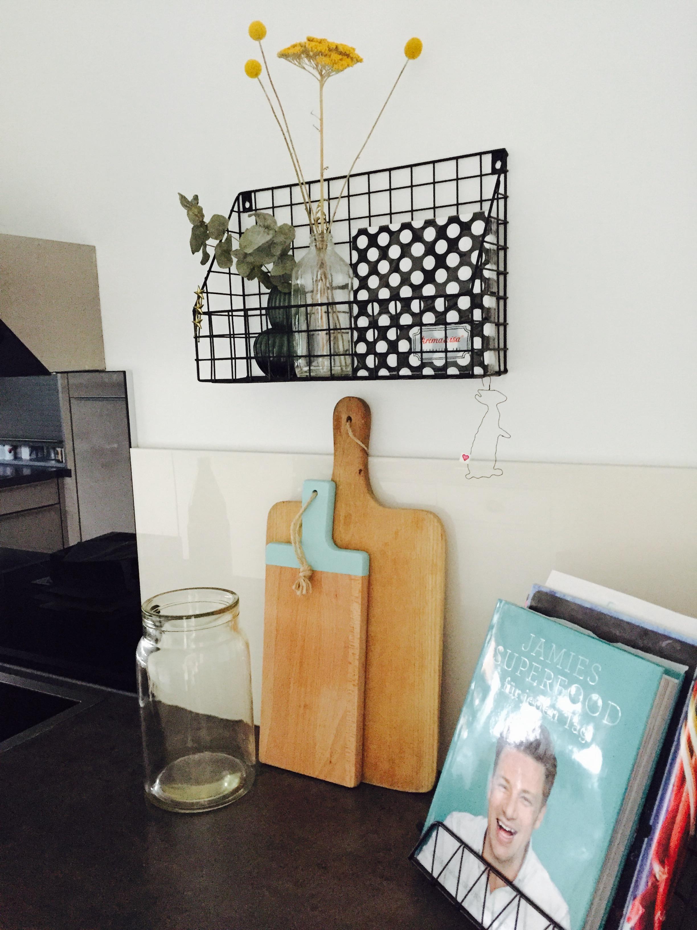 Küche 
#Holzbrett #Glasrückwand #Metallregal #schwarzweiss #JamieOliver ... super Kombi 