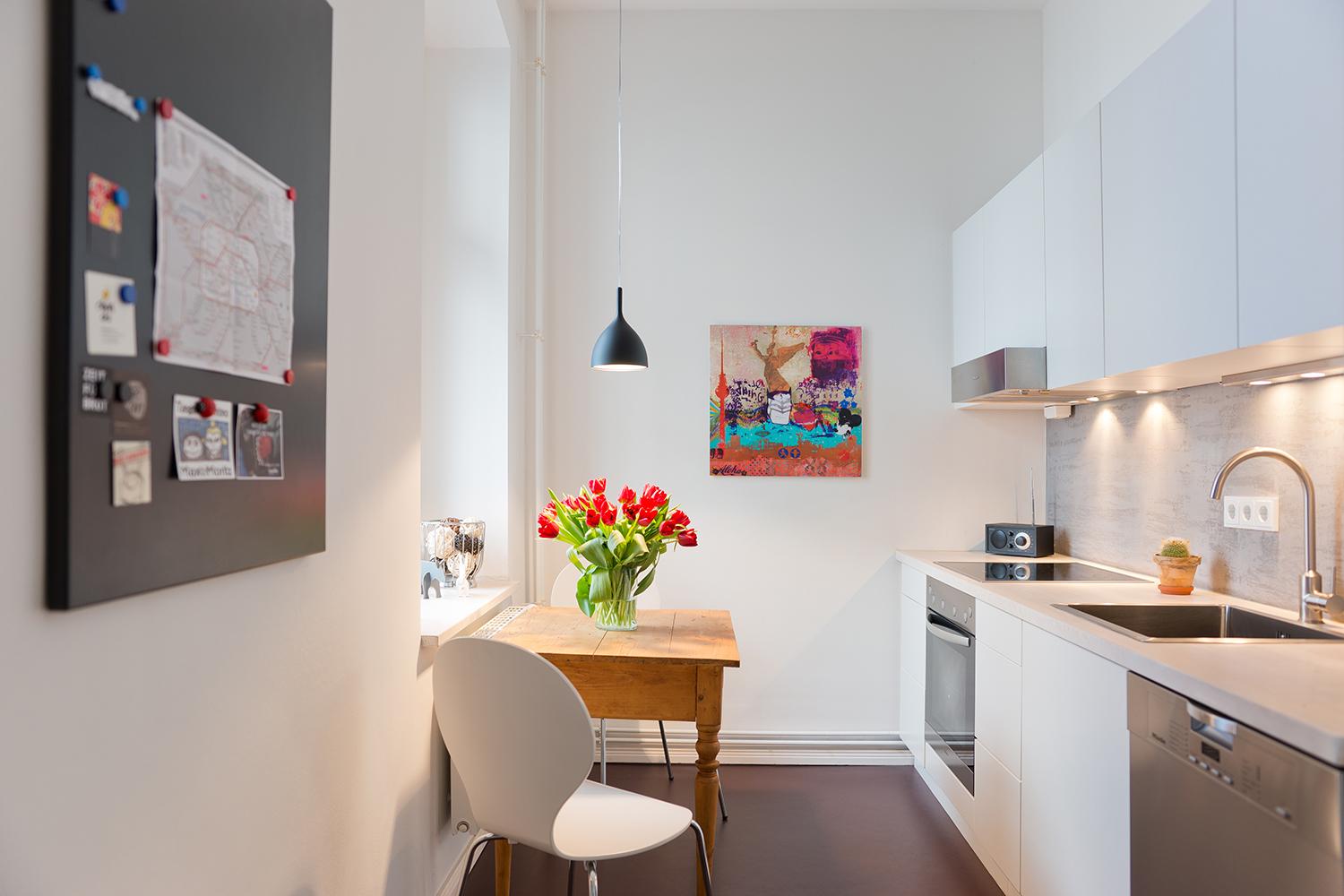 Küche #holztisch #ikea #minimalismus #weißerküchenschrank #küchentisch #magnettafel ©White Apartments