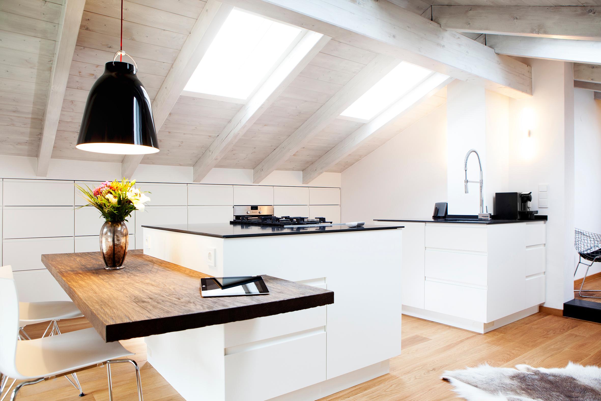 Küche im Dachgeschoss #weißeküche ©BESPOKE