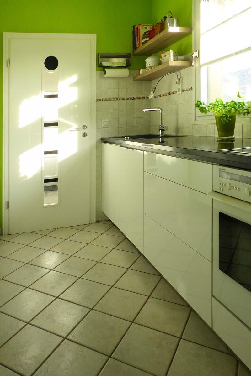 Küche im grünen Naturlook #küche #bodenfliesen #wandfliesen #küchenregal #grünewandfarbe ©Tischlerei Elfering