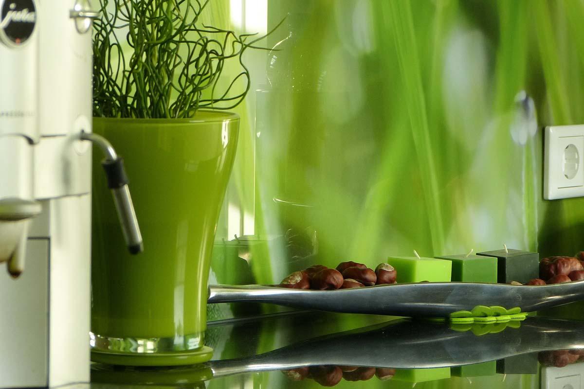 Küche im grünen Naturlook #küche #grünewandfarbe #grünevase ©Tischlerei Elfering