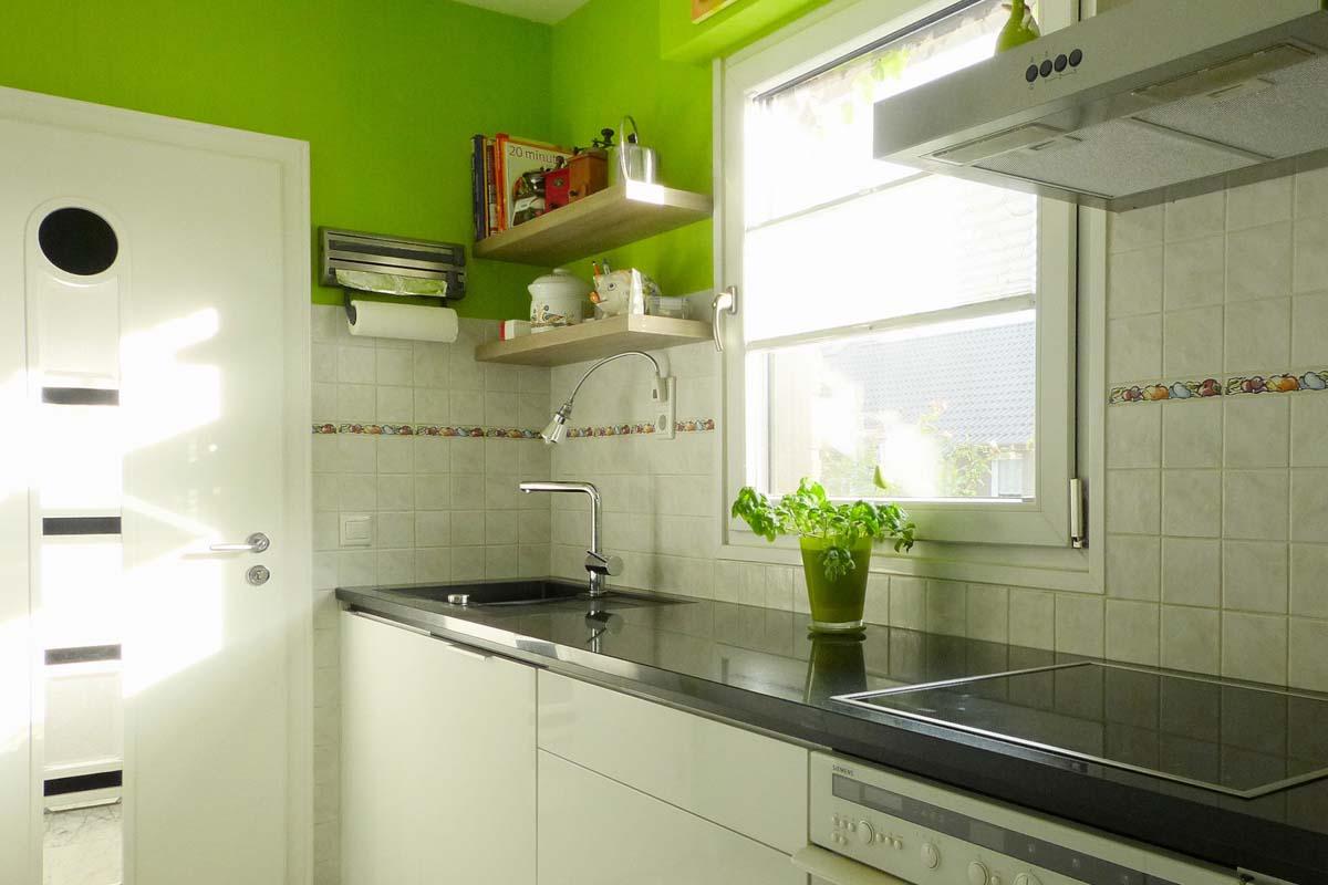 Küche im grünen Naturlook #küche #küchenregal #grünewandfarbe ©Tischlerei Elfering