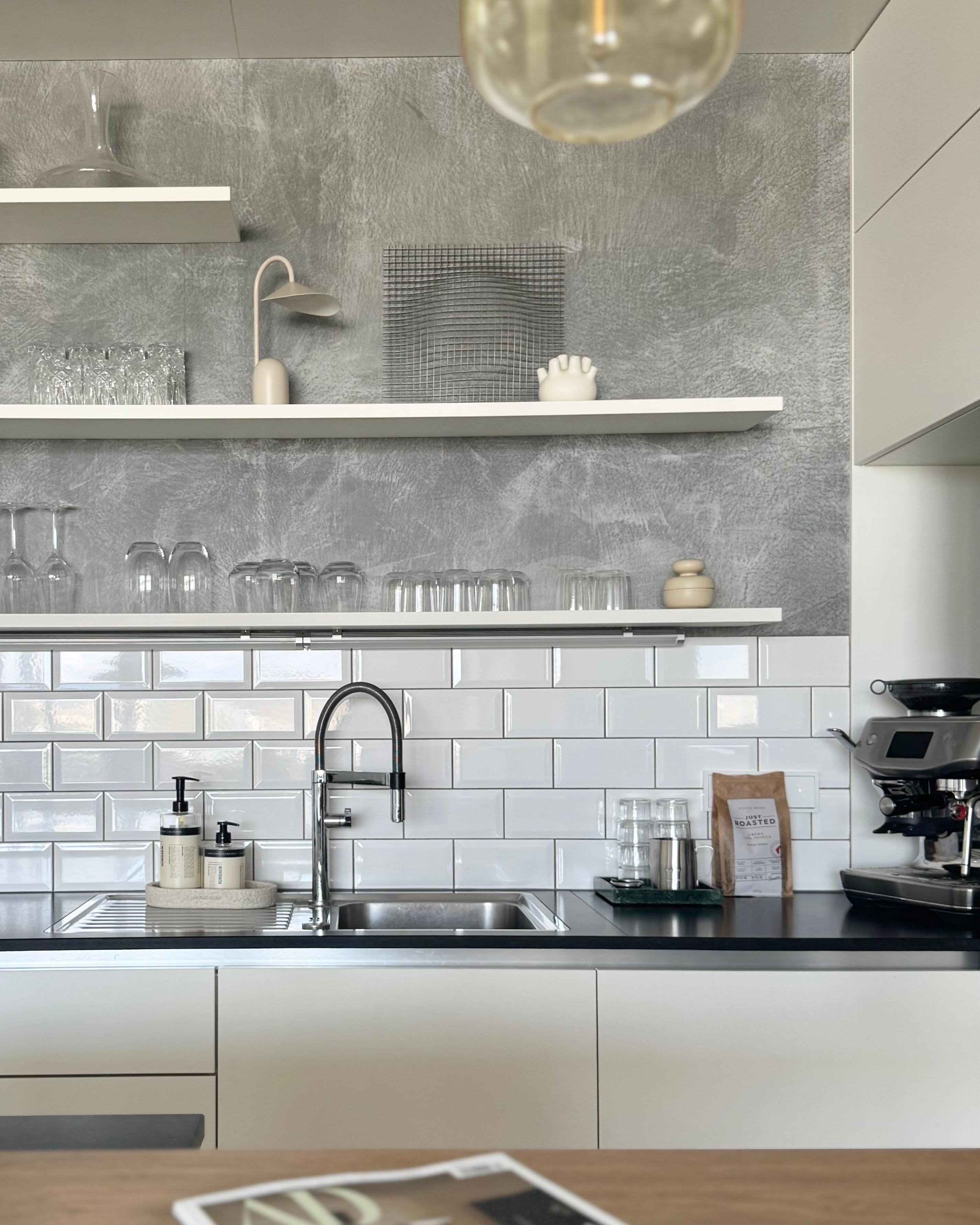#küche #industrial #bar #metrofliesen #sichtbeton #regal 
