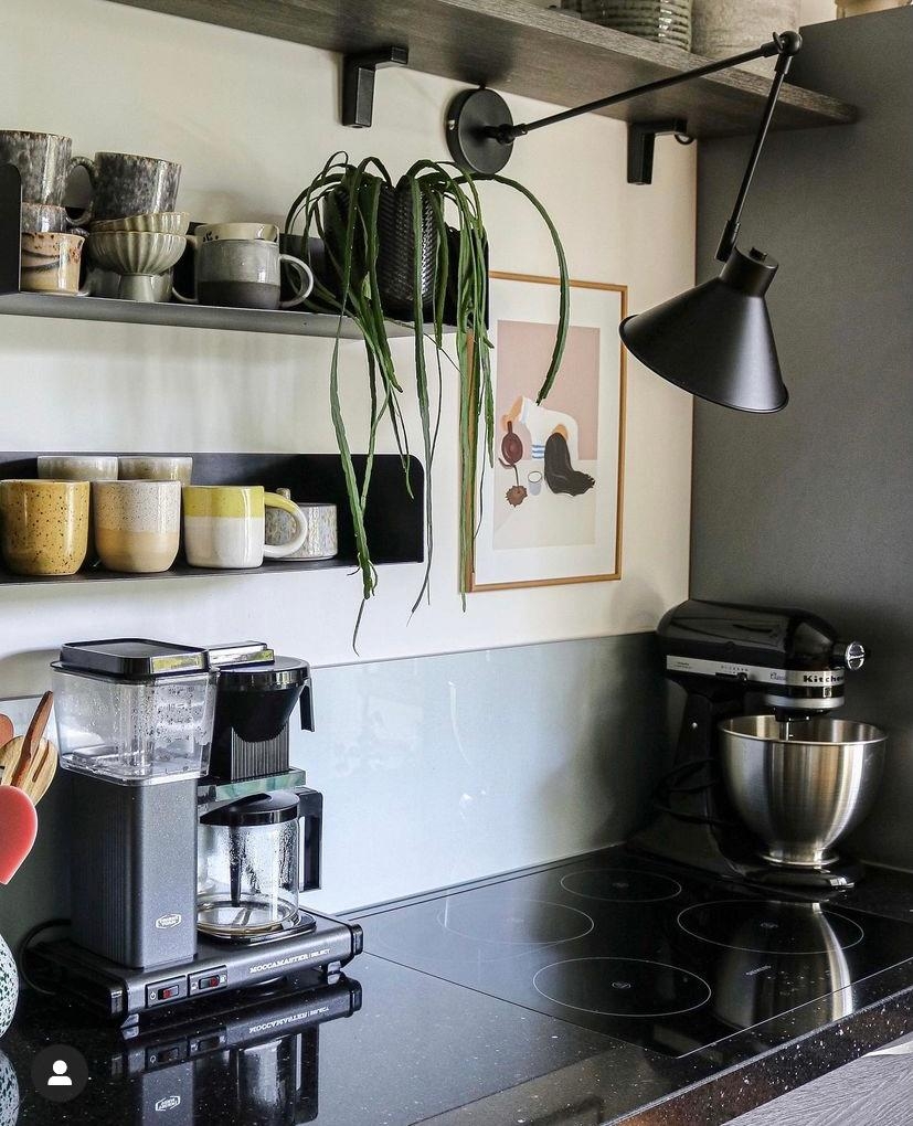 #küche #interior #details #kaffeemaschine #keramik #keramikliebe #keramikbecher #regale