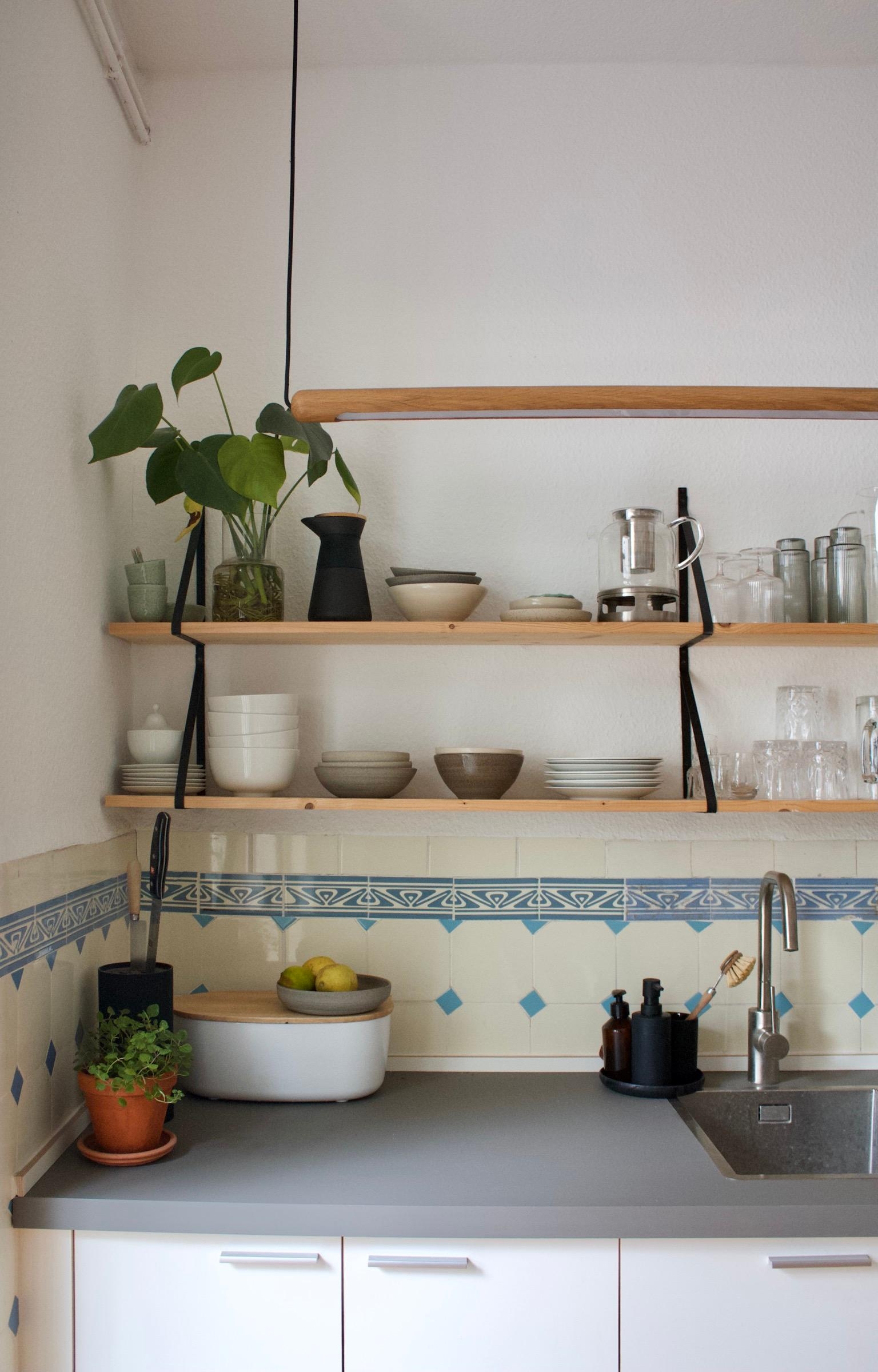 #küche #keramik #regal #lampendesign #altbaufliesen #küchendesign 