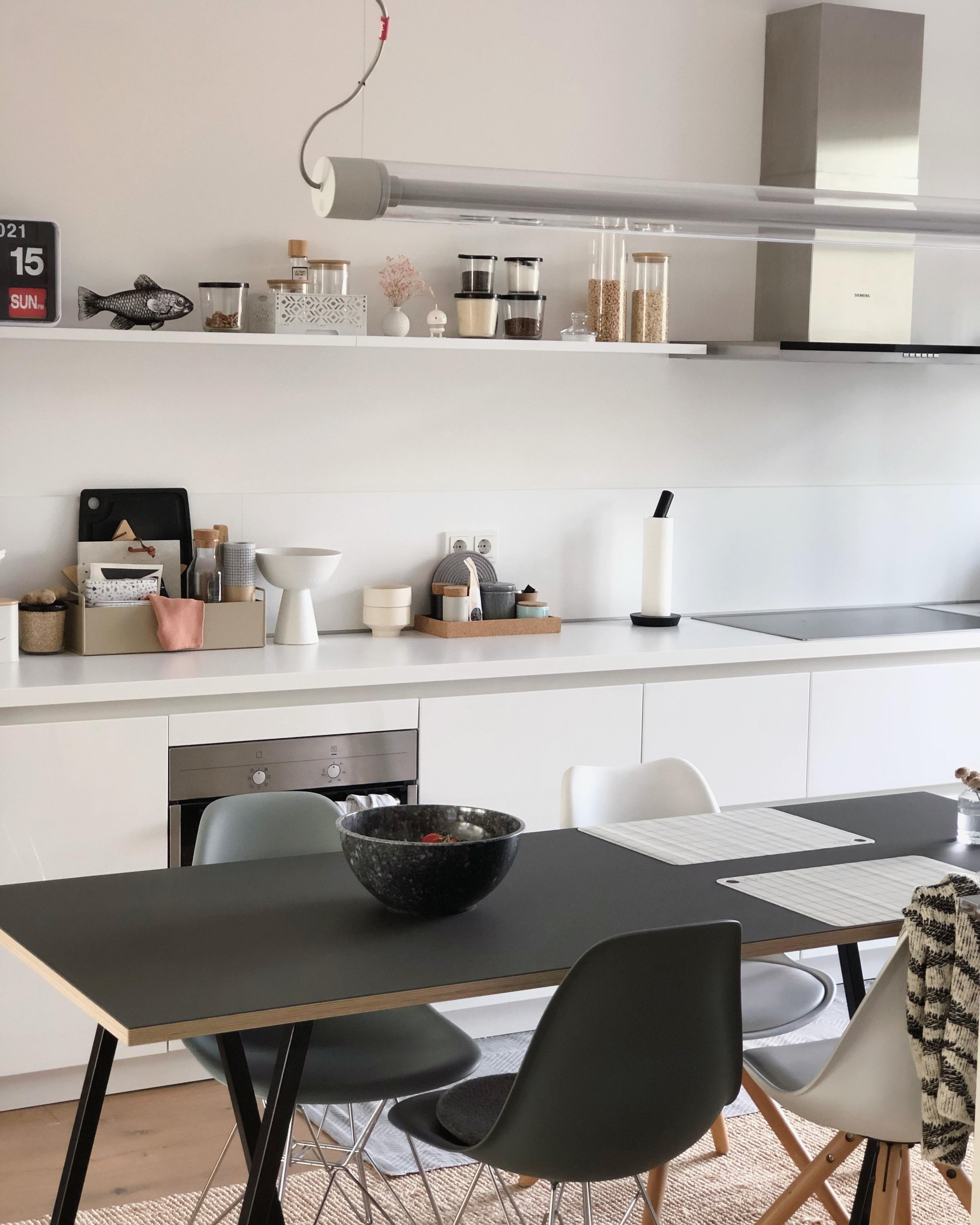 #küche #kitchen #esstisch #stuhlmix #stühle #white #lampe #regal #table #home #interior #couchstyle #nordicliving