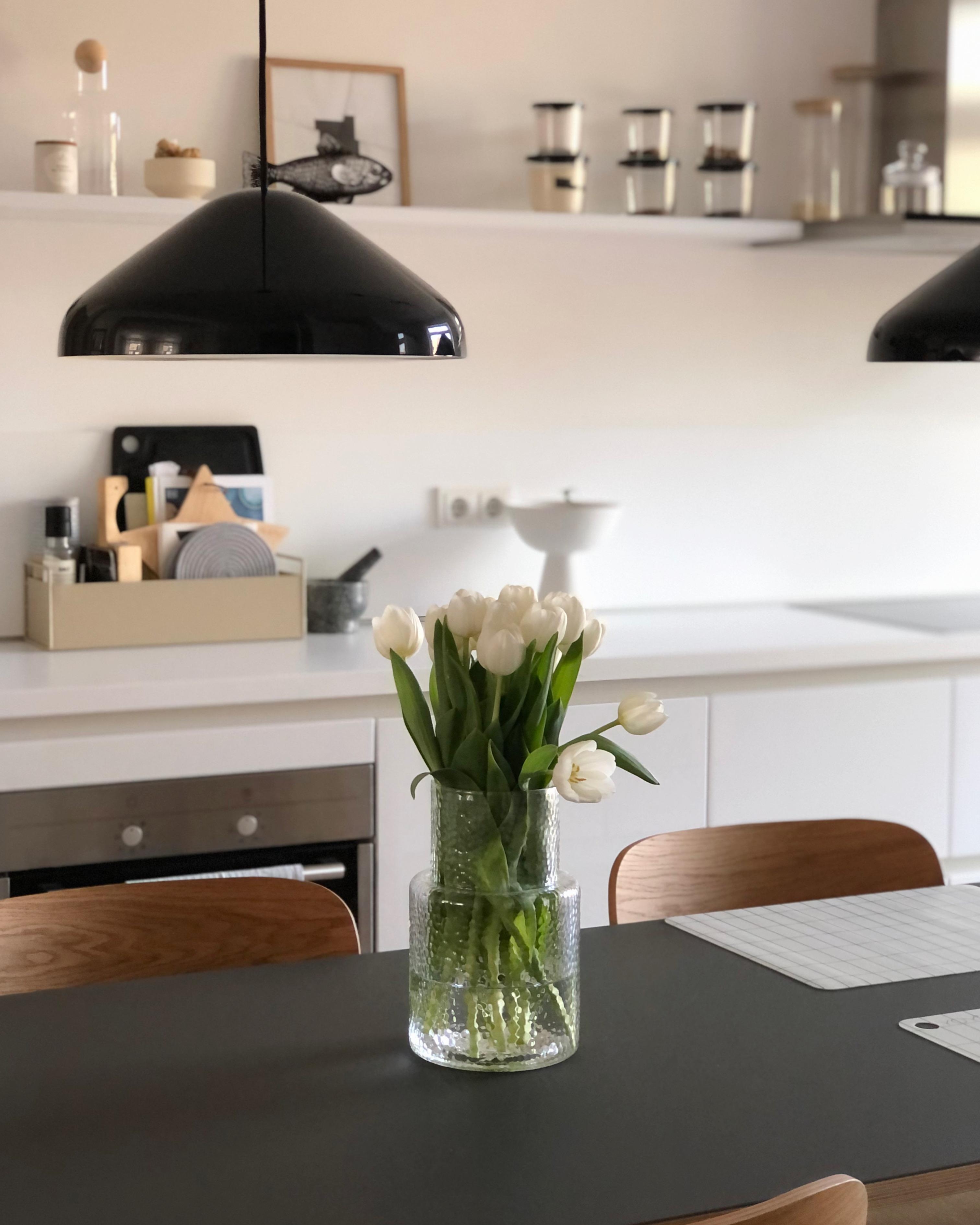 #küche #kitchen #lampen #hay #esstisch #tisch #stühle #regal #interior #skandinavisch #scandi #whiteliving #couchstyle 