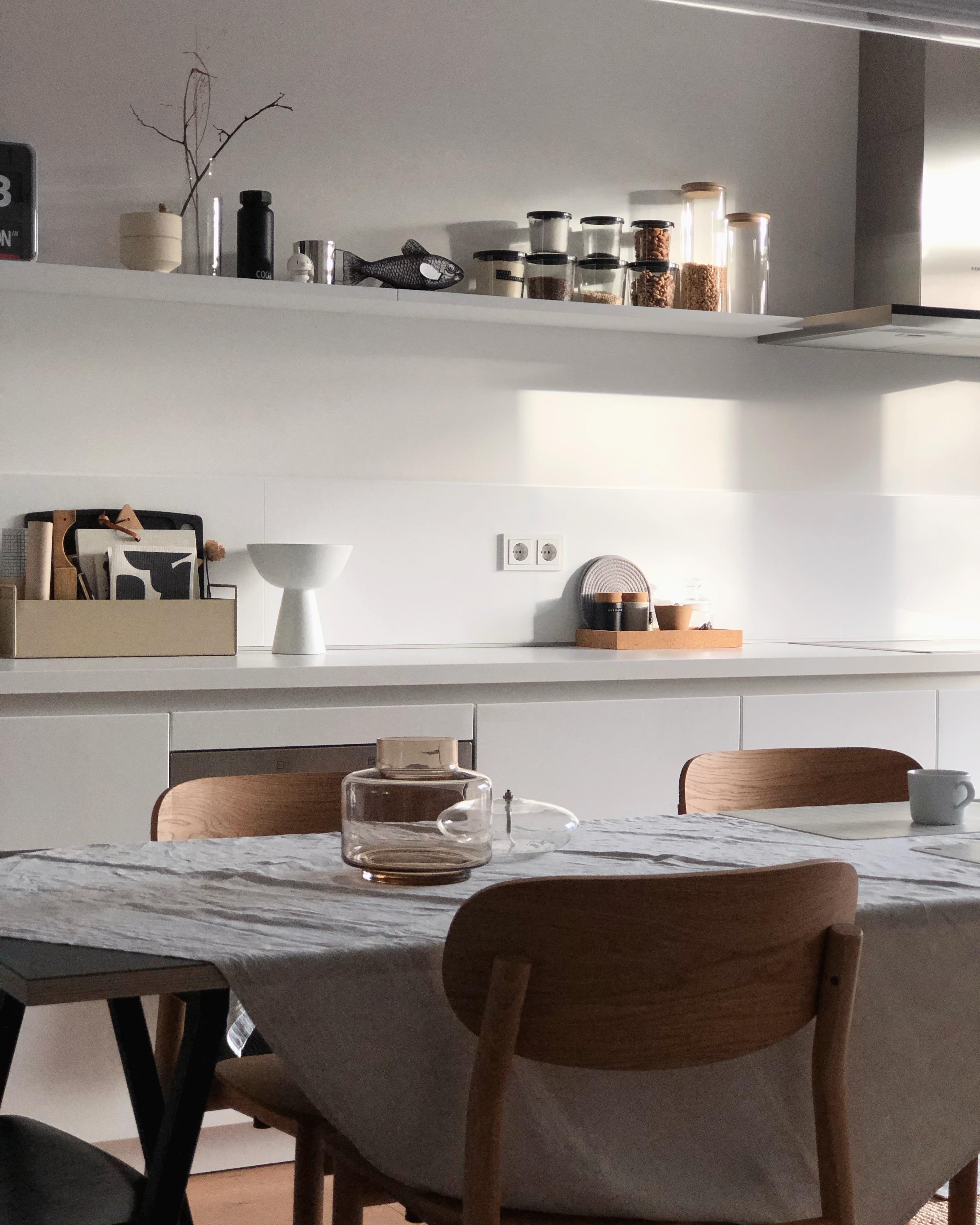 #küche #kitchen #nordic #skandi #accessoires #deko #dekoidee #regal #esstisch #couchstyle #interior #light #white 