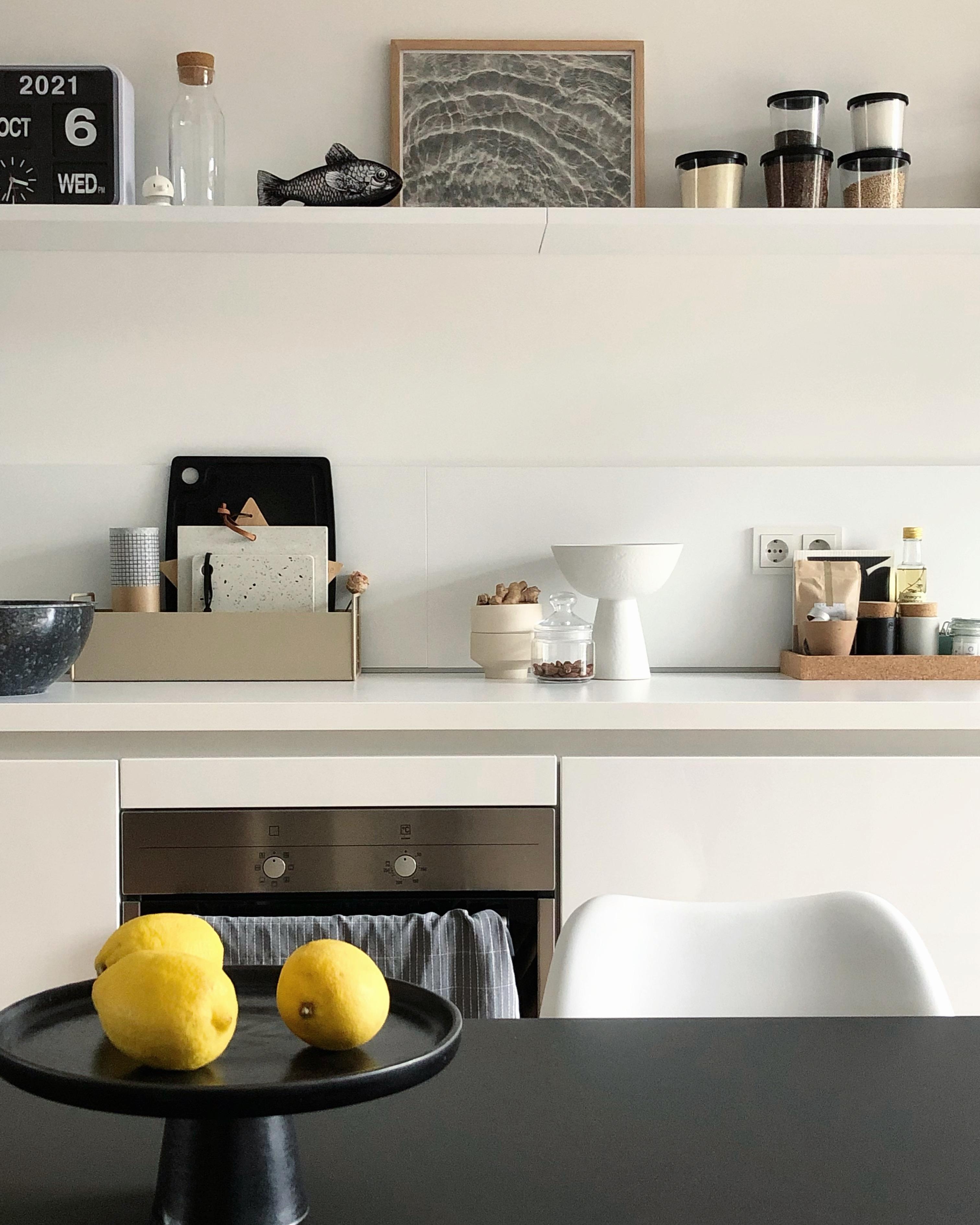 #küche #kitchen #white #accessoires #details #deko #dekoidee #regal #esstisch #couchstyle #interior 