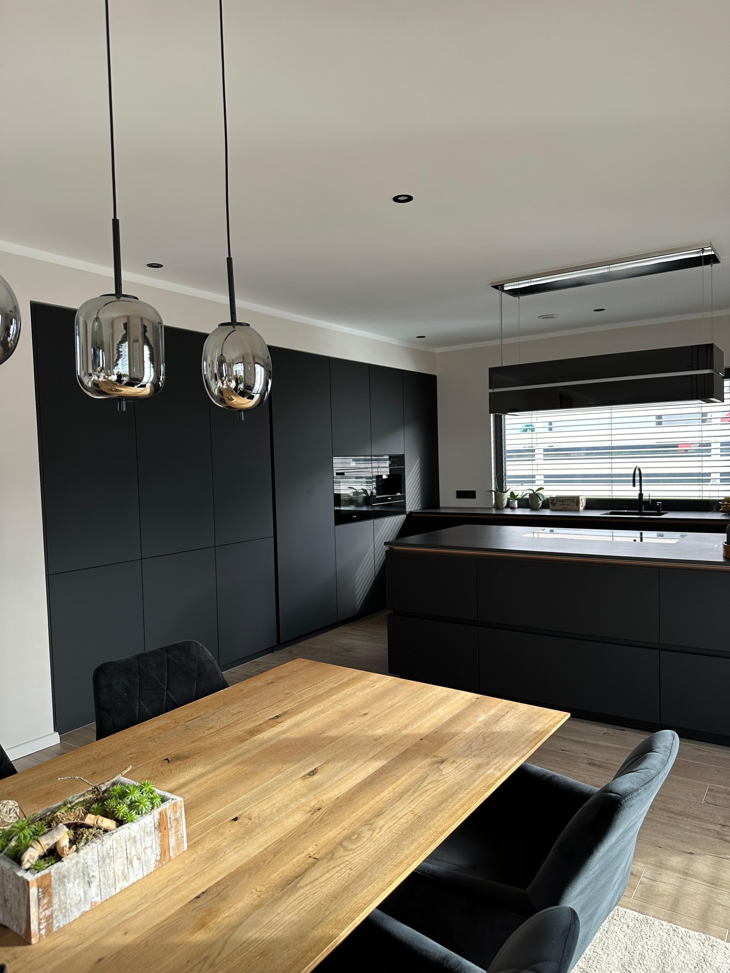 #küche #kochen #schwarzeküche #Esstisch #wohnbereich #esszimmer #einrichtung #minimalismus