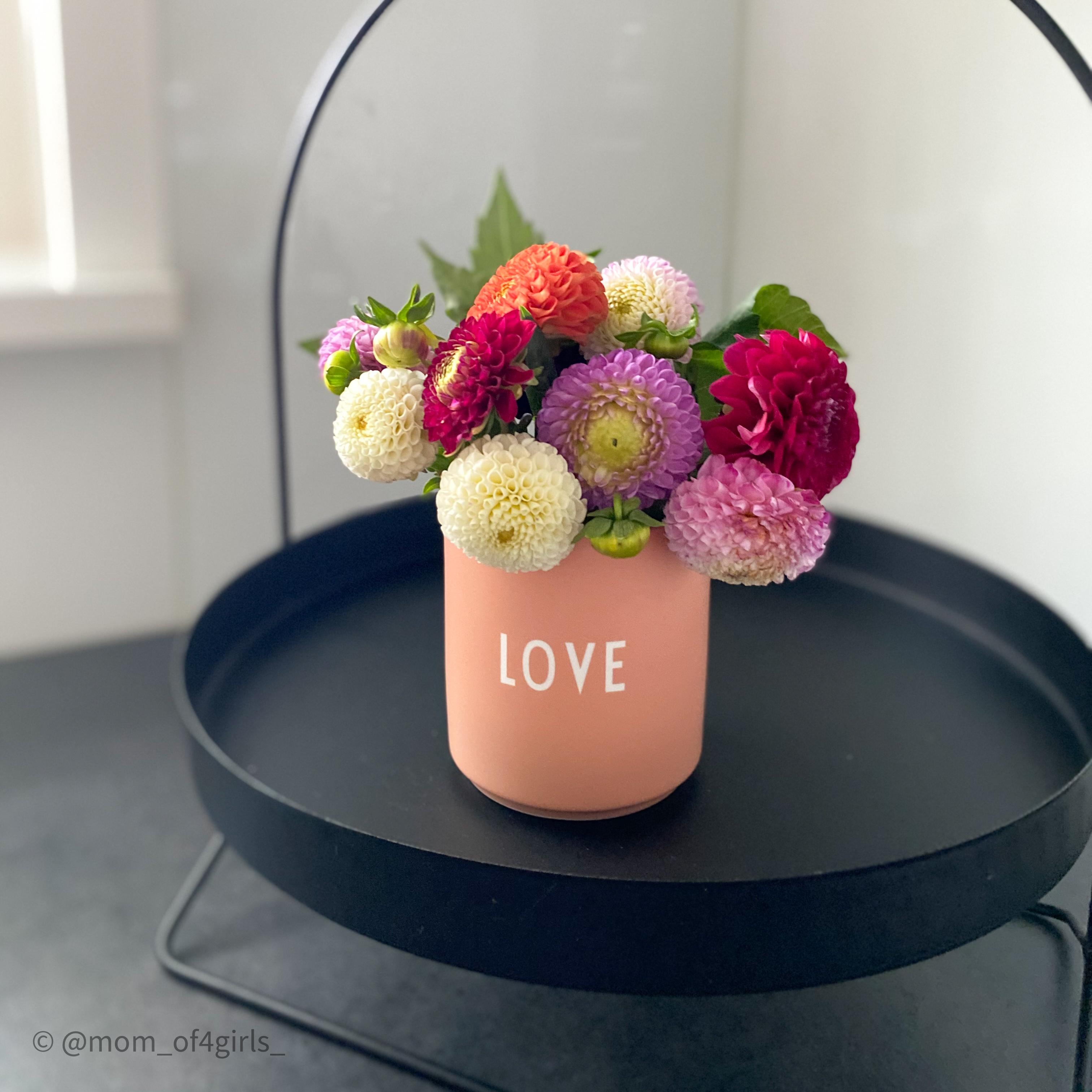 #küche #küchendeko #vase #tablett #kücheninspiration #decoration #freshflowers #flowers #blumenstrauss #blumen