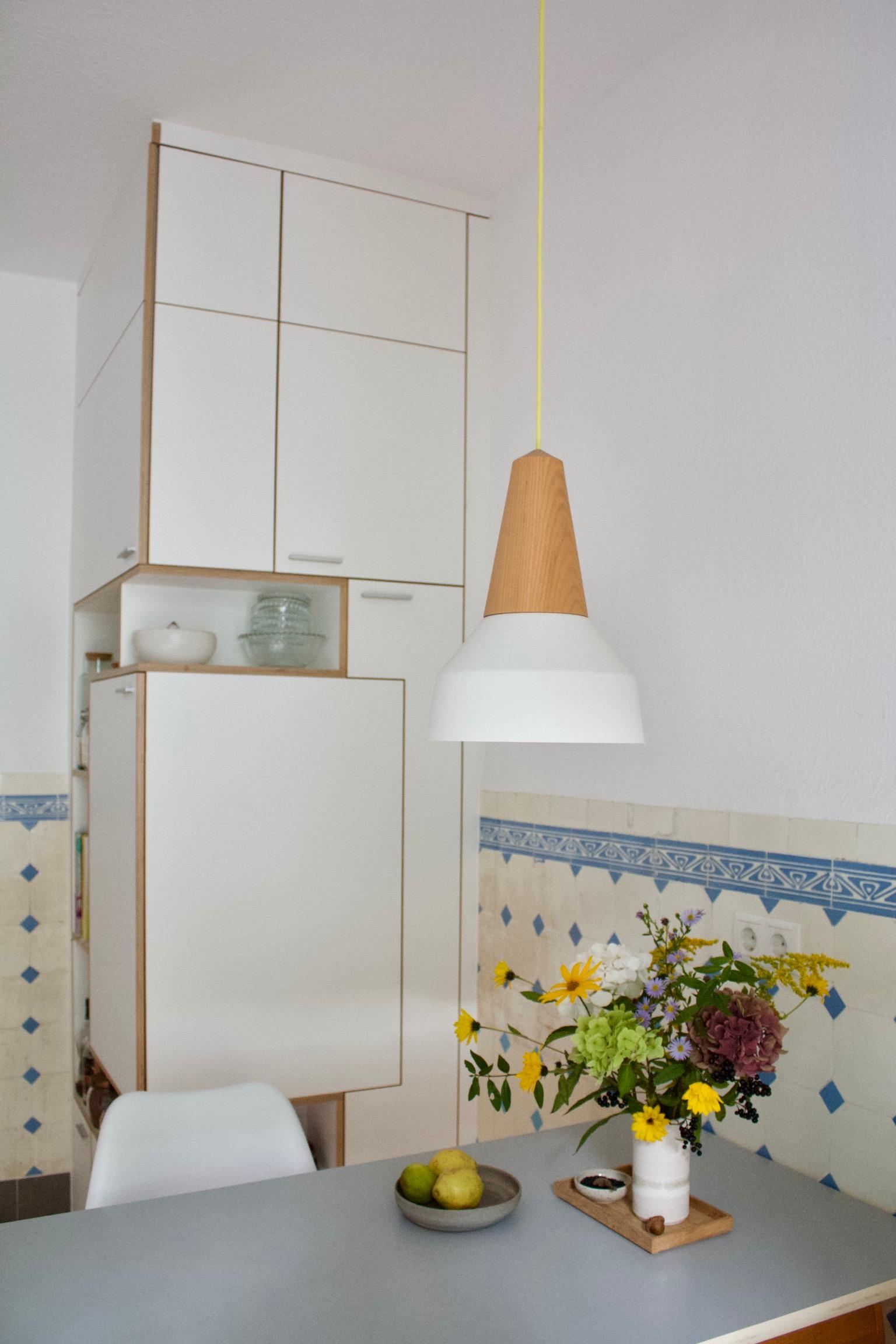 #küche #küchendesign #altbaufliesen #lampendesign #schneidstudio #wildblumen #midcentury #vintage #altbau #kleineküche