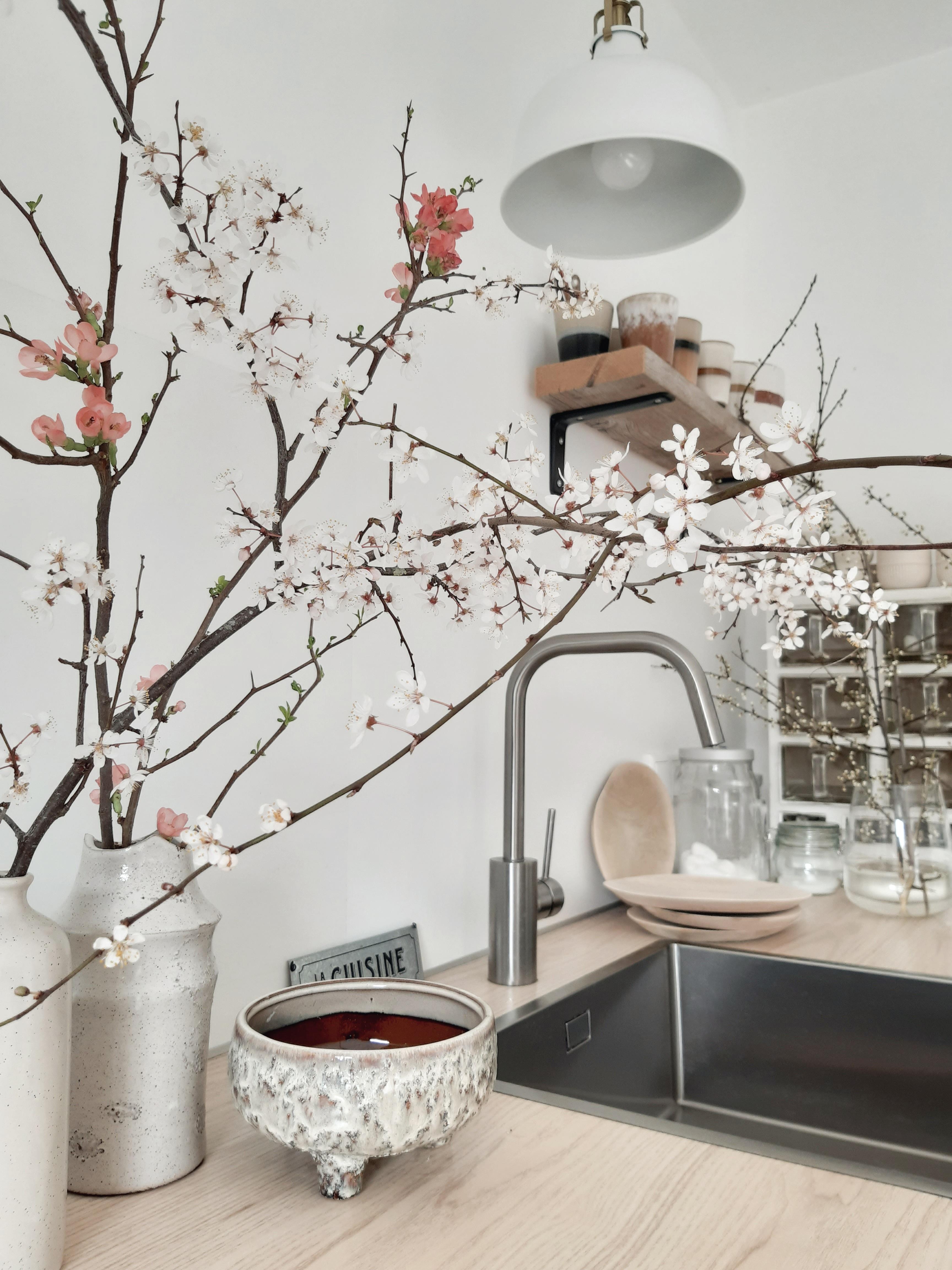 #küche #küchendetails #zweige #blumen #couchstyle #interior #weisseküche #flowers #freshflower #ceramics 