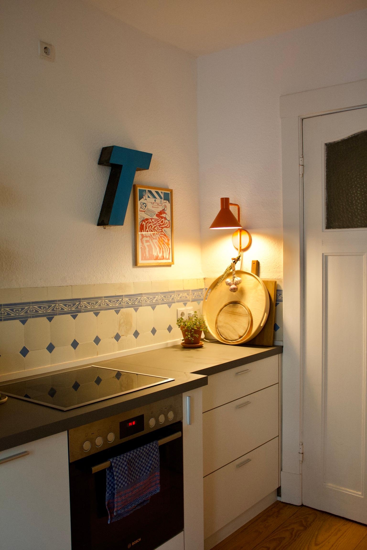 #küche #lampe #altbaufliesen #küchendesign #kleineküche