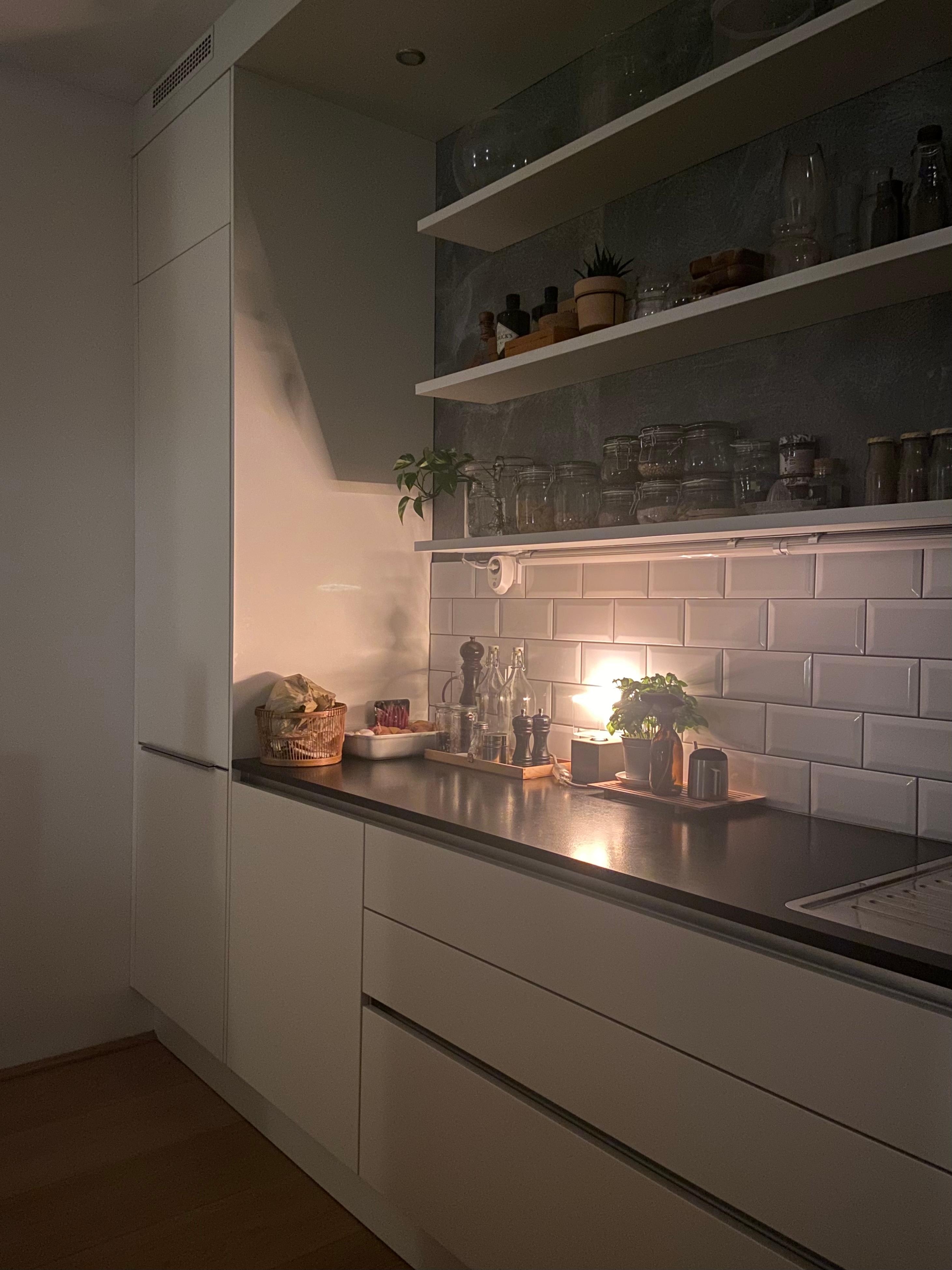 #küche #licht #lampe #tischlampe #metrofliesen 