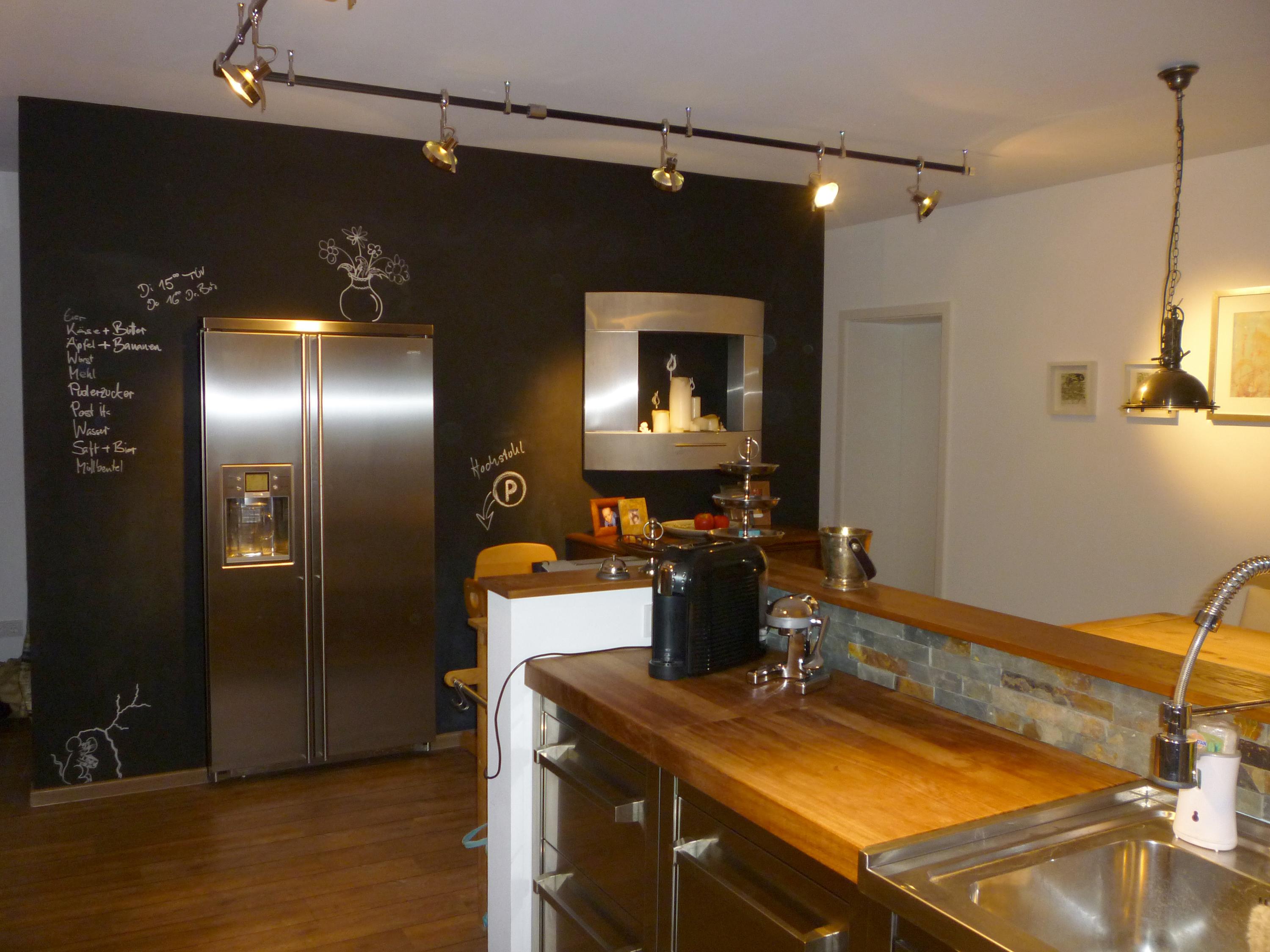 Küche mit Ansicht Tafelwand und Kamin/Kühlschrank #küche #steinwand #kühlschrank #tafelwand ©dieRaumpiraten