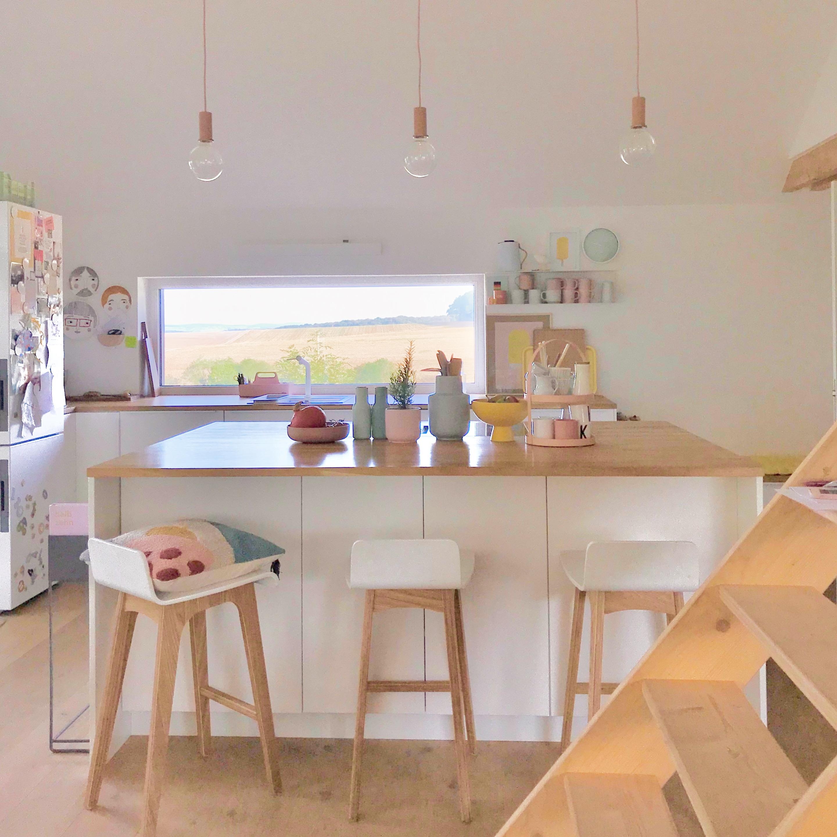 Küche mit Aussicht. #küche #kücheninsel #skandistyle #farbenfroh #pastell #küche #livingchallenge 