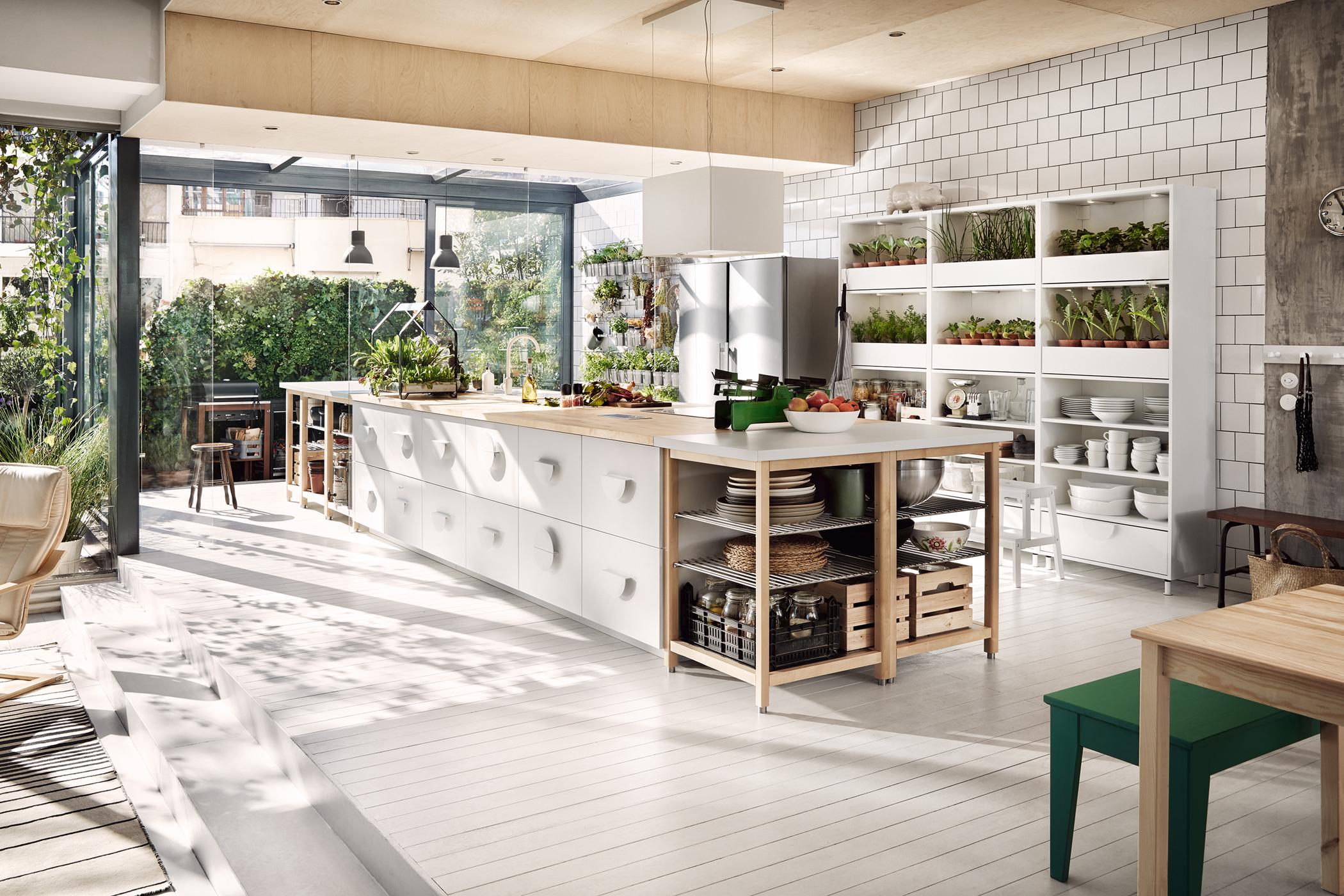 Küche mit Dekopflanzen bestücken #regal #ikea #pendelleuchte #kücheninsel #offeneküche #weißekücheninsel #kräuteraufbewahrung #zimmergestaltung ©Inter IKEA Systems B.V.