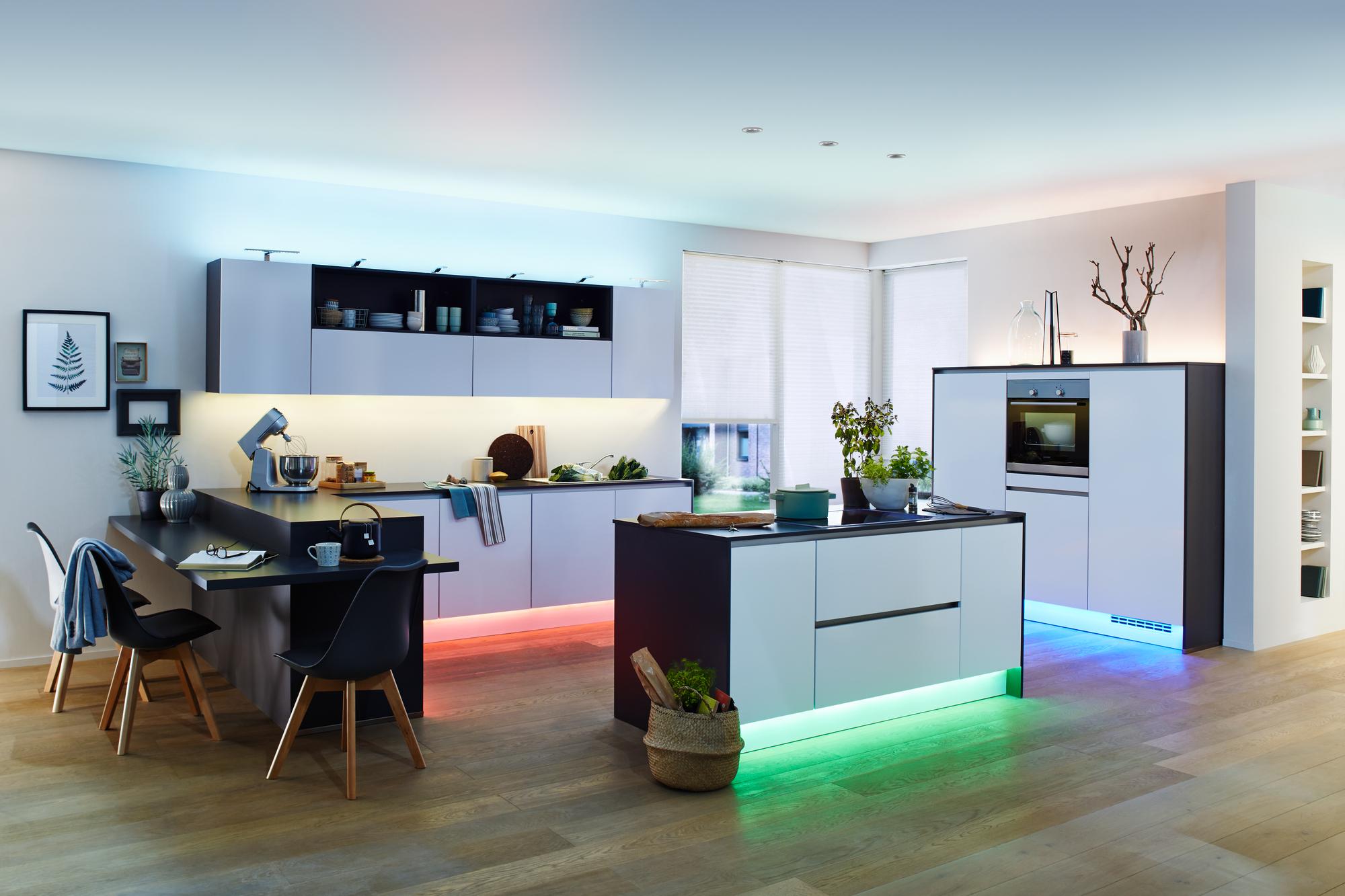 Küche mit direkten und indirekten Beleuchtungsquellen #küche #beleuchtung #indirektebeleuchtung #küchenbeleuchtung ©Paulmann Licht GmbH