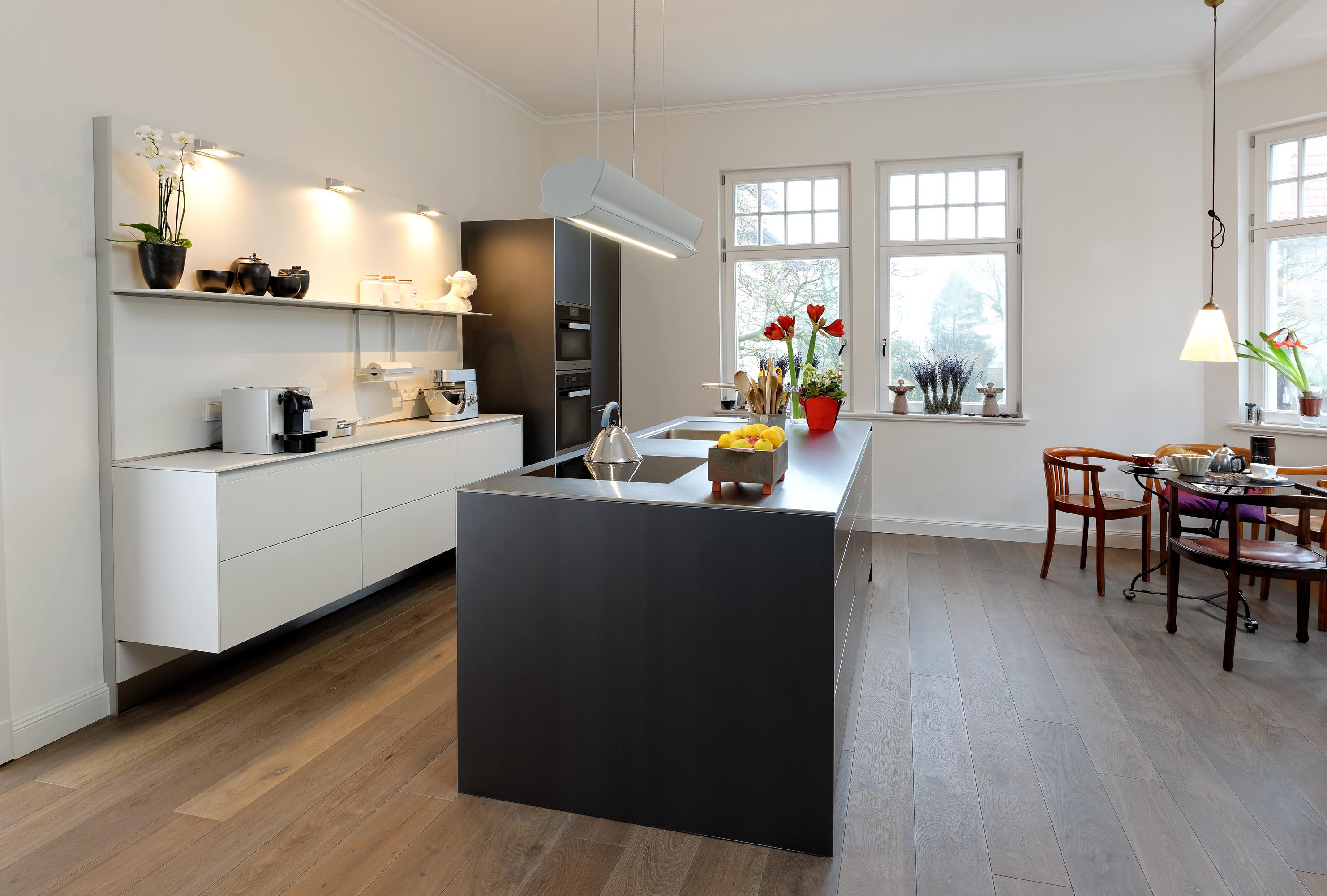 Küche mit eleganter Kücheninsel #küche #küchenblock #wandpaneel ©bulthaup Küche & Feuer GmbH