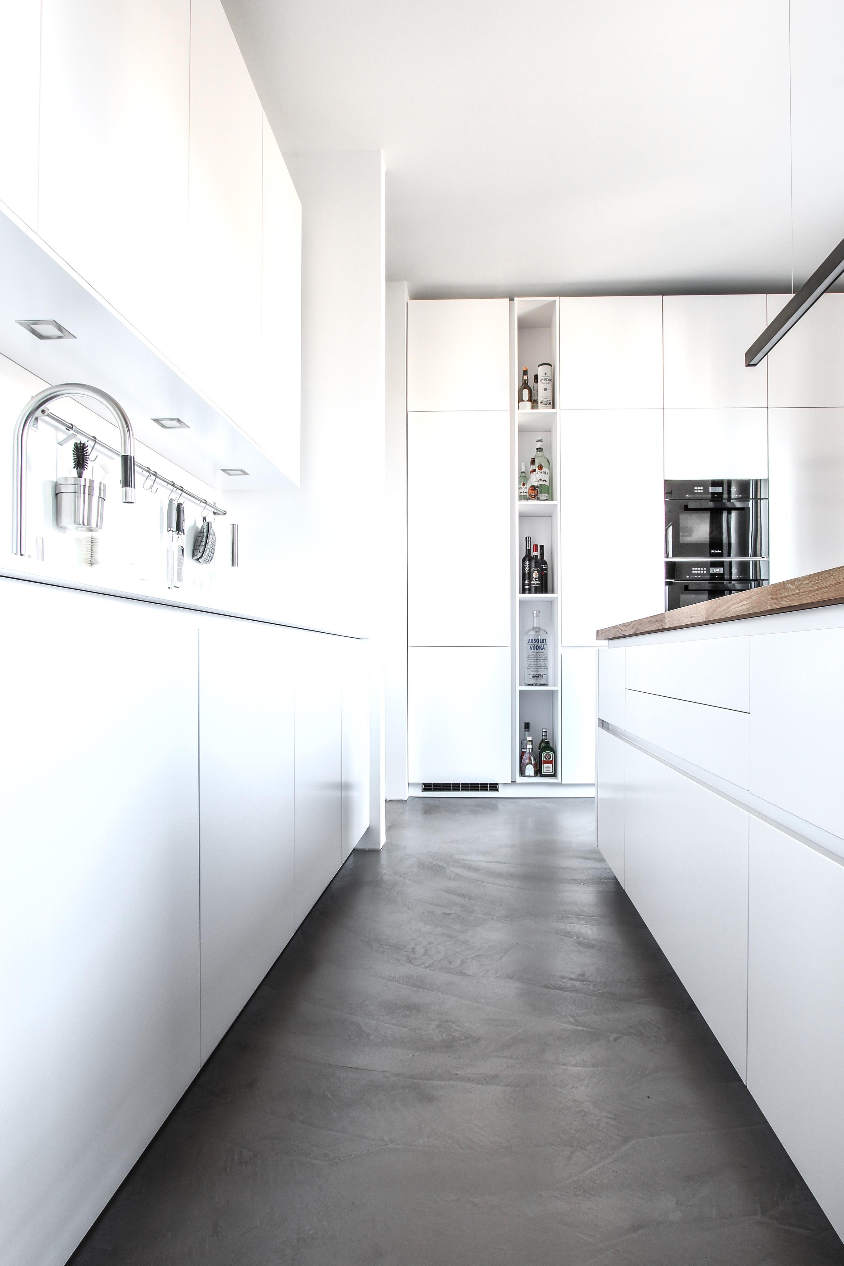 Küche mit Nische, Schrankwand und Insel #offenesregal ©EXTRAVIEL office & home design