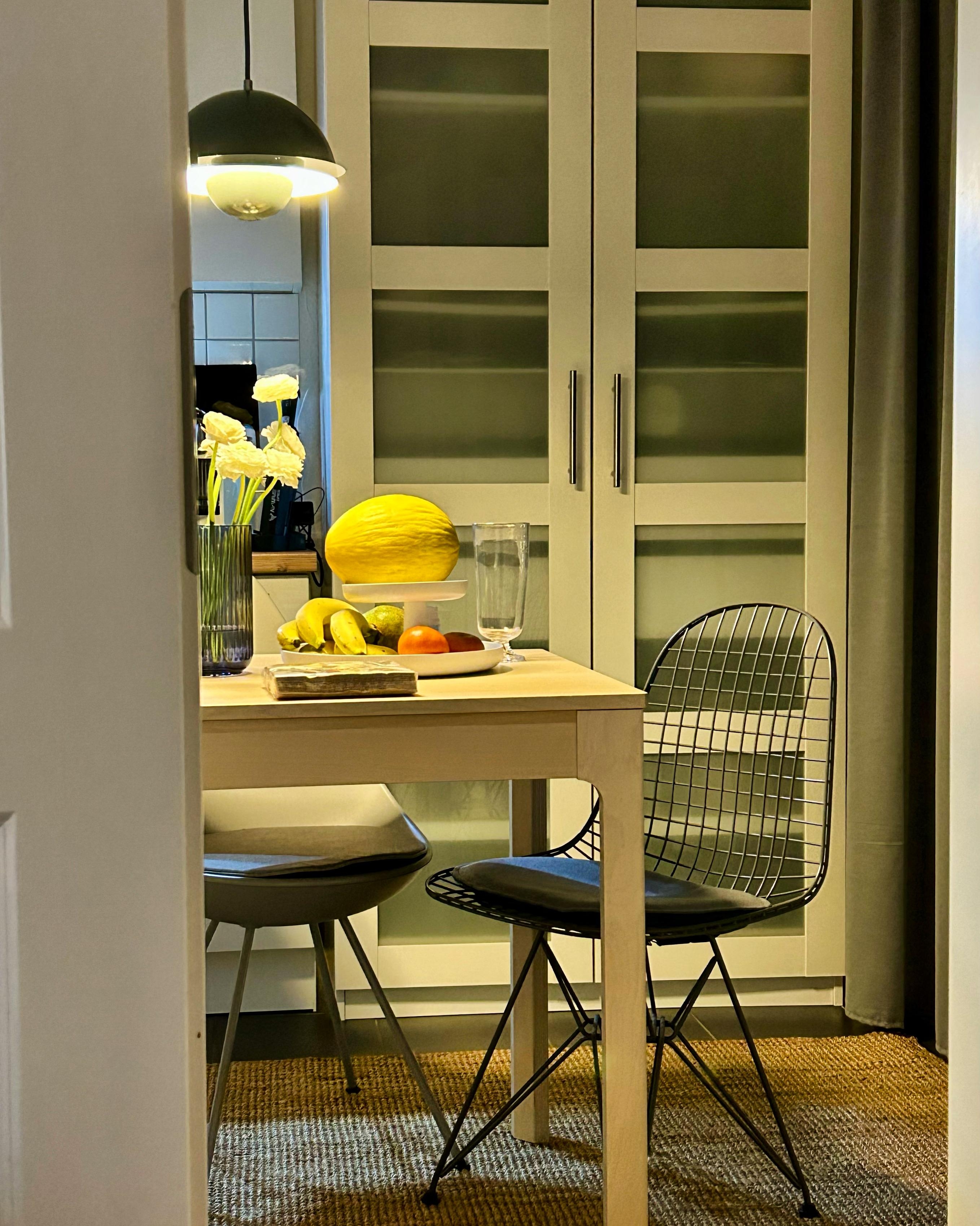 Küche mit riesigem Ikea Pax. Ein Stauraumwunder. #flowerpot #wirechair #ikeaekedalen
