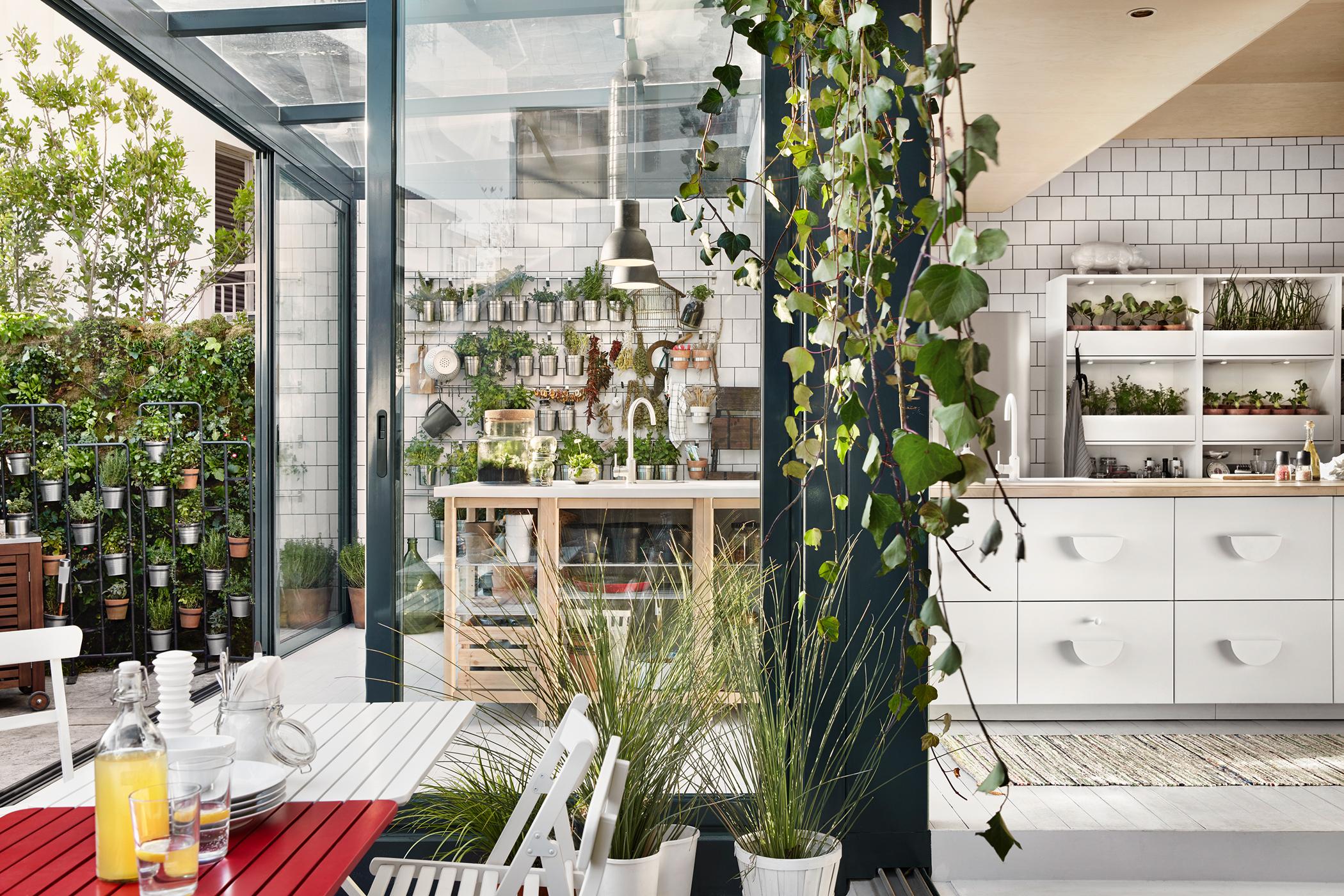Küche mit Zimmerpflanzen dekorieren #stuhl #terrasse #esstisch #ikea #weißerstuhl #zimmerpflanze #zimmergestaltung ©Inter IKEA Systems B.V.