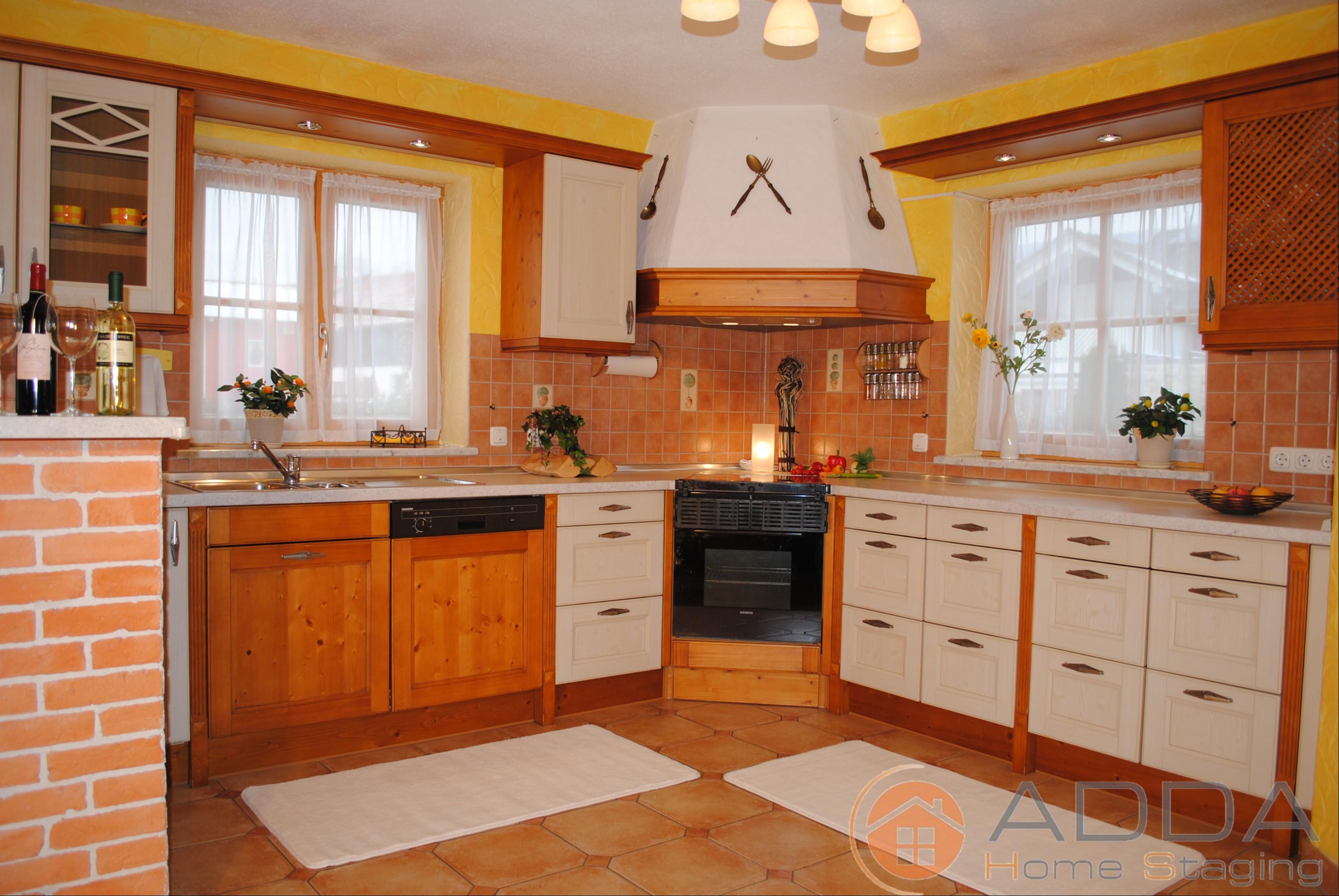 Küche nach dem Home Staging #dunstabzugshaube #offeneküche #küchengestaltung #küchendeko #rustikaleküche #küchenbeleuchtung ©ADDA Home Staging