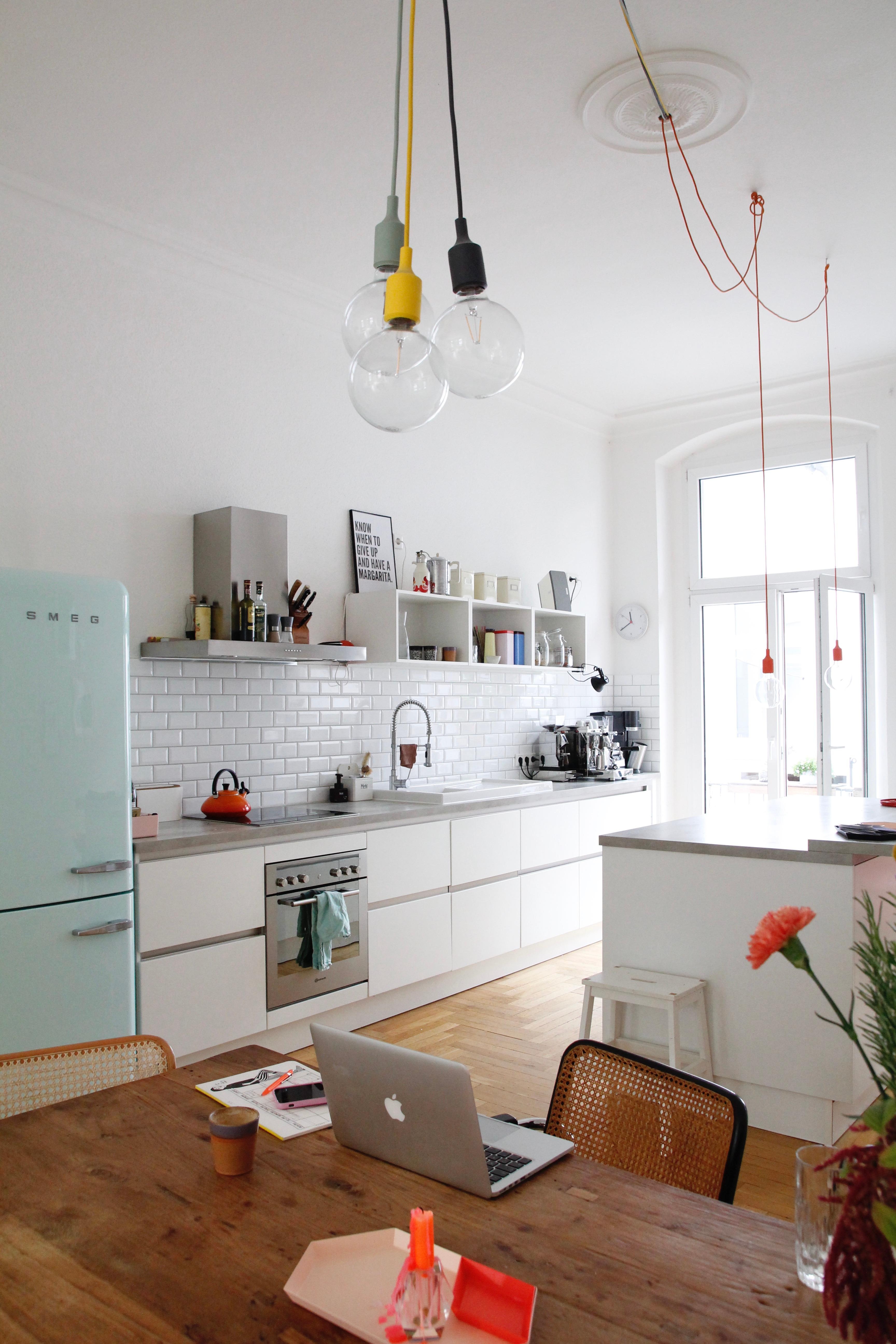 #küche #smegkühlschrank #metrofliesen #farbe #altbau