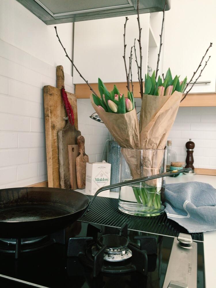 #küche #tulpen #springtime #holzbretter
